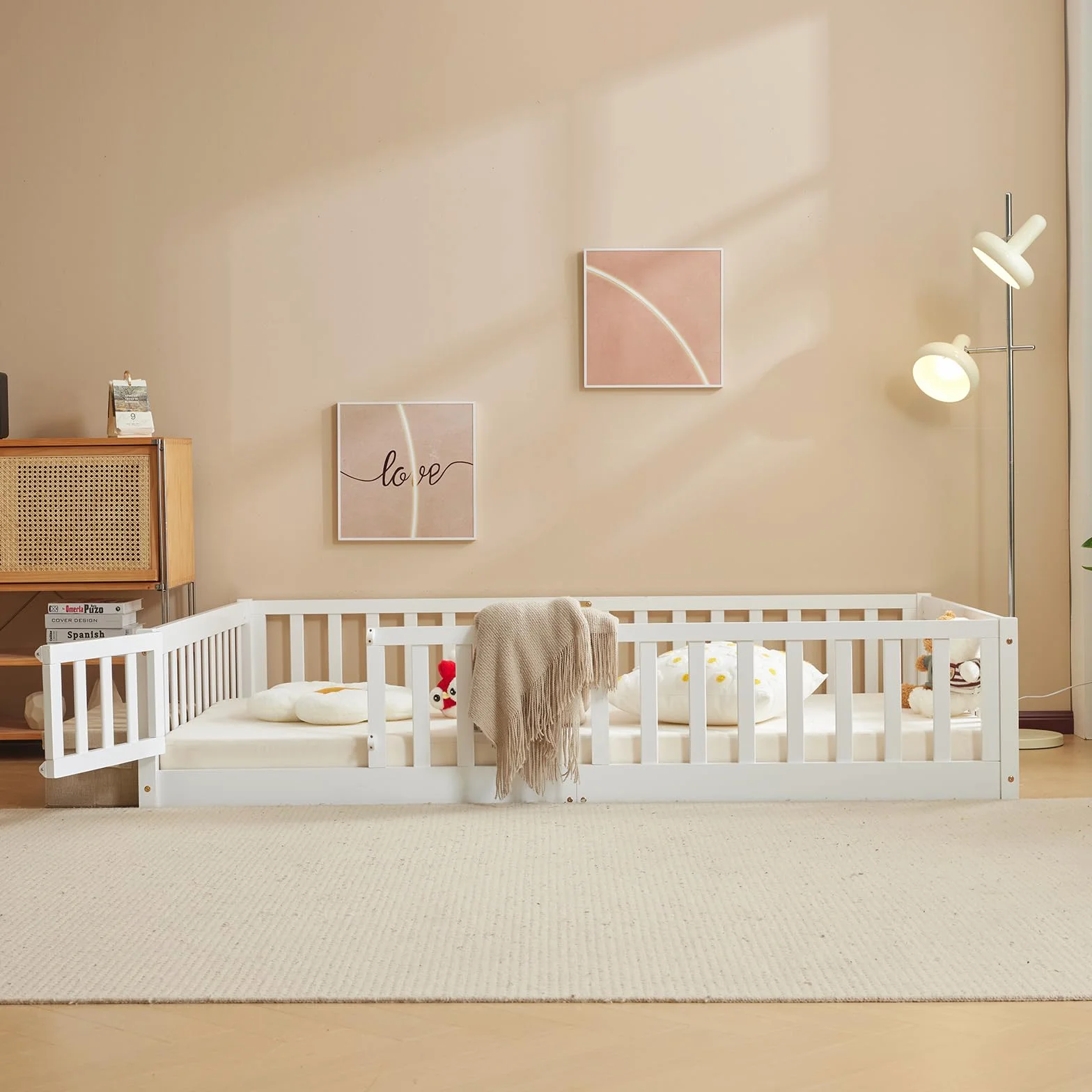 LEADZM Montessori Lit d'enfant Lit au Sol 140x200 cm - Bois Massif avec Porte et Barrière Sécurisée - 12 Lattes Renforcées, Garde-Corps Intégré - pour Enfants et Bébés (Blanc)