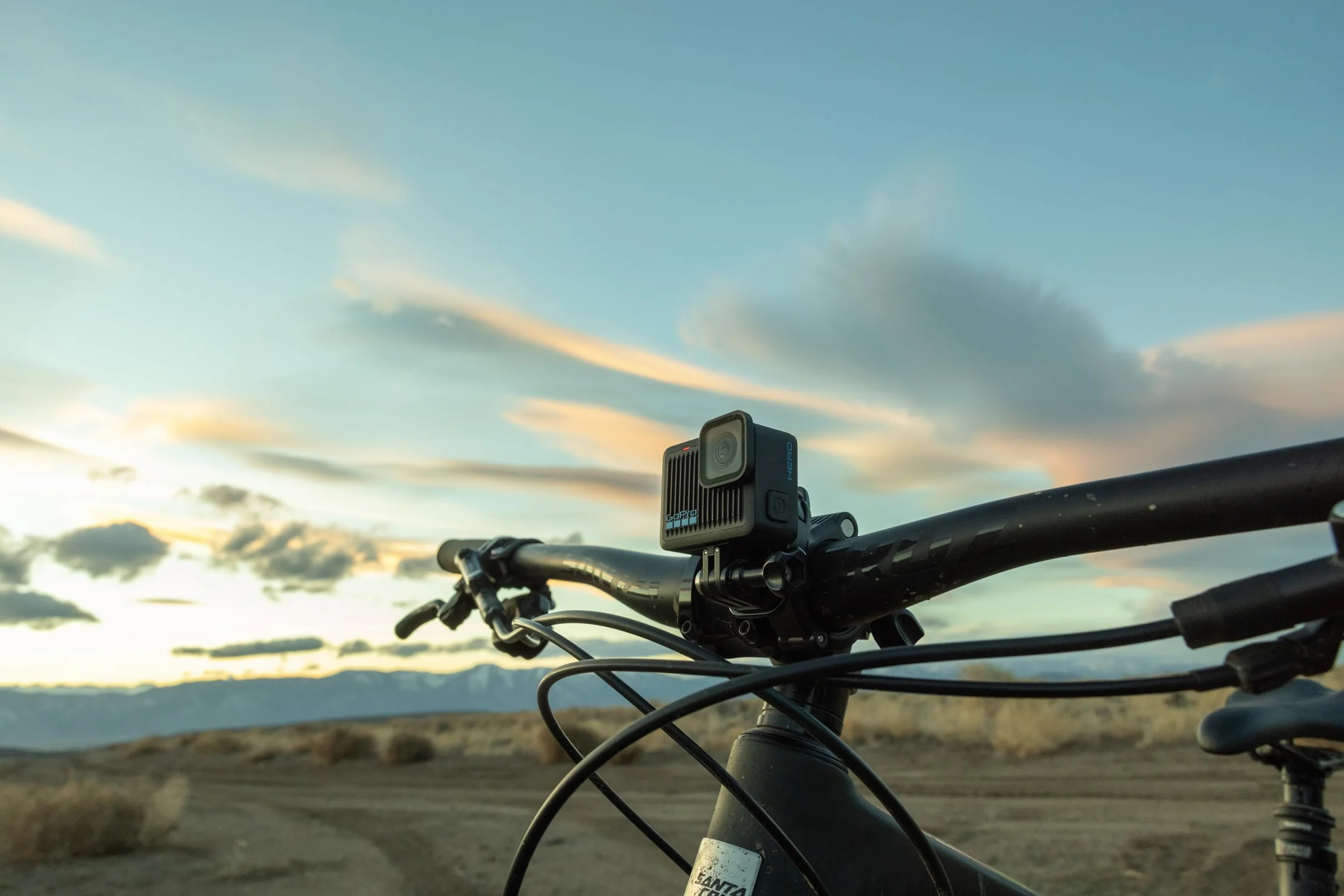 GoPro HERO – Kompaktowa wodoodporna kamera akcji z wideo 4K Ultra HD, zdjęciami 12 MP, ekranem dotykowym