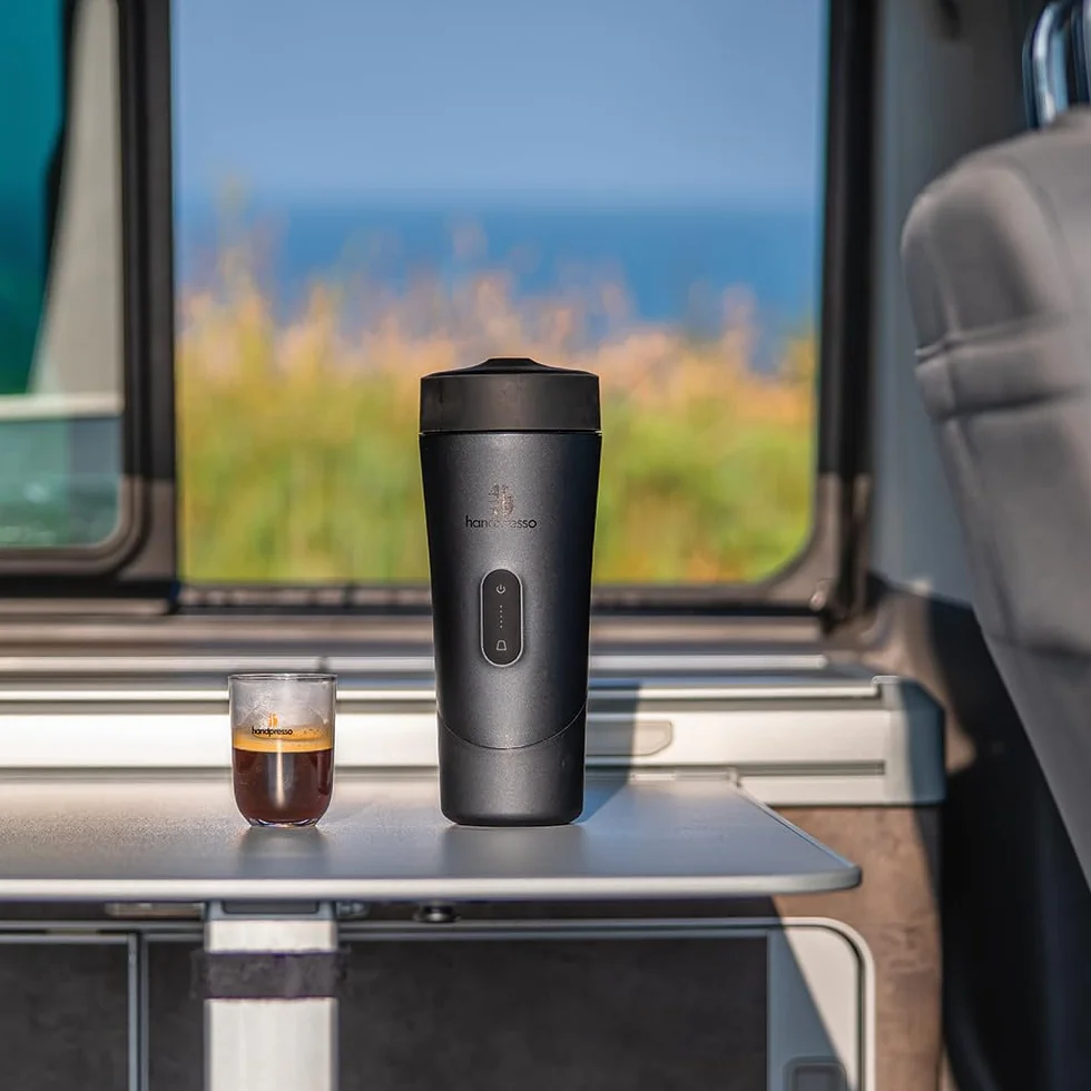 Handpresso Auto Set | cafetiere de voyage à batterie USB-C | capsule expresso & capsule réutilisable café moulu | malette compacte - cafetiere portable - 2 tasses - poubelle - cable USB - serviette