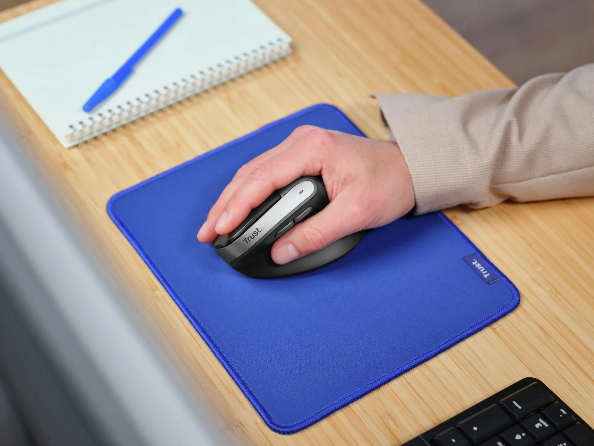 Trust Yuno Ergonomiczna Mysz Bezprzewodowa z Akumulatorem, Myszka Pionowa z Odbiornikiem USB 2.4GHz, Regulowane DPI 800-2400, Sensor Optyczny, 6 Przycisków, 70% Plastiku z Recyklingu - Czarny