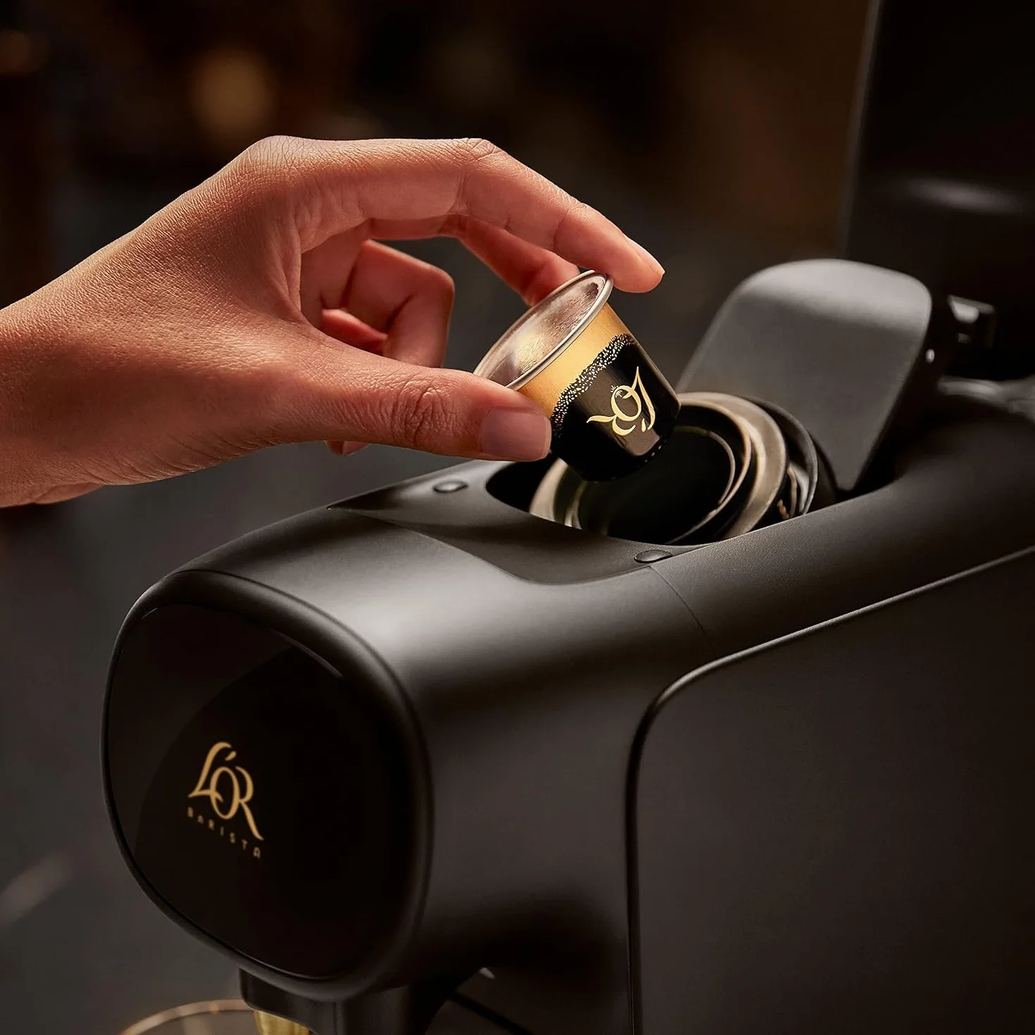 PHILIPS L'Or Barista Cafetière à capsules Sublime - machine à café à 19 bars, Piano Noir, Reconnaissance des Capsules Doubles, 1 ou 2 Tasses, Bac d'Égouttement Réglable, Noir (LM9012/60)