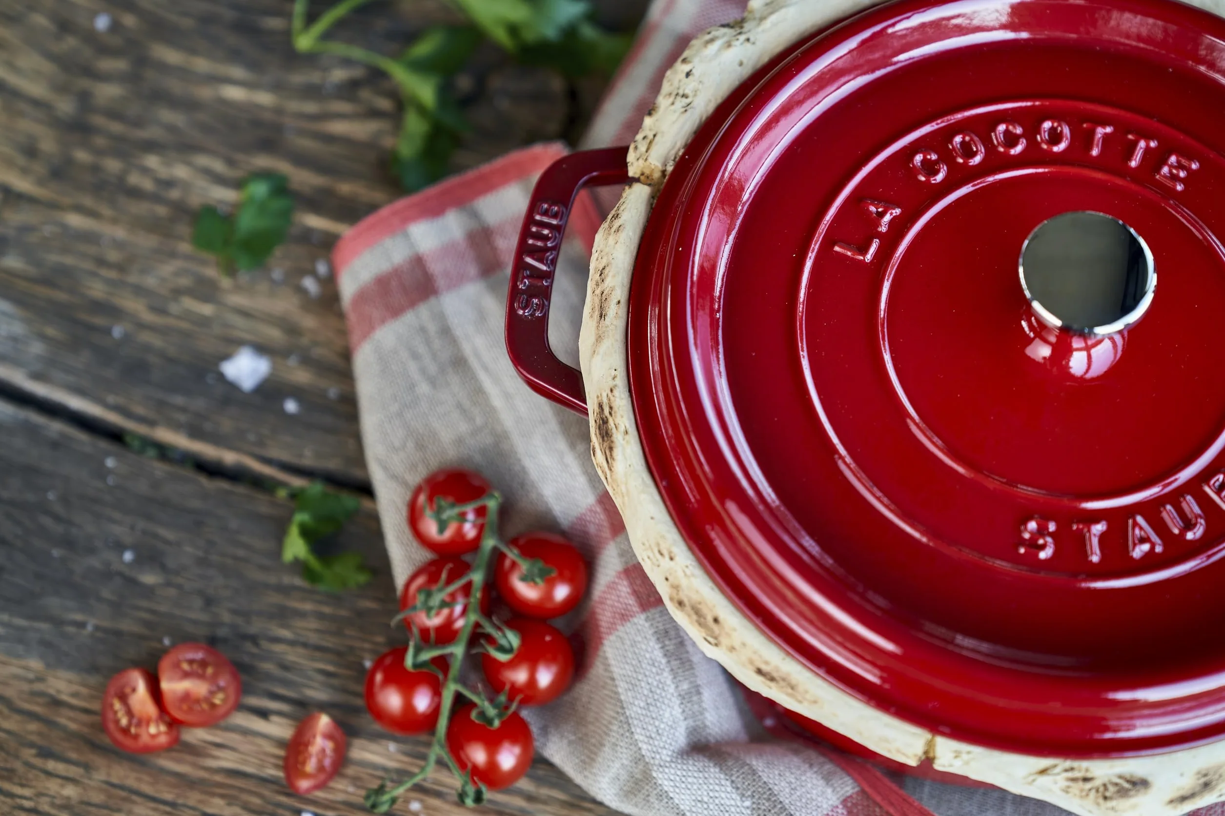 STAUB Cocotte en fonte, faitout tous feux dont induction, ronde, 24 cm, 3,8 L, Made in France, rouge cerise