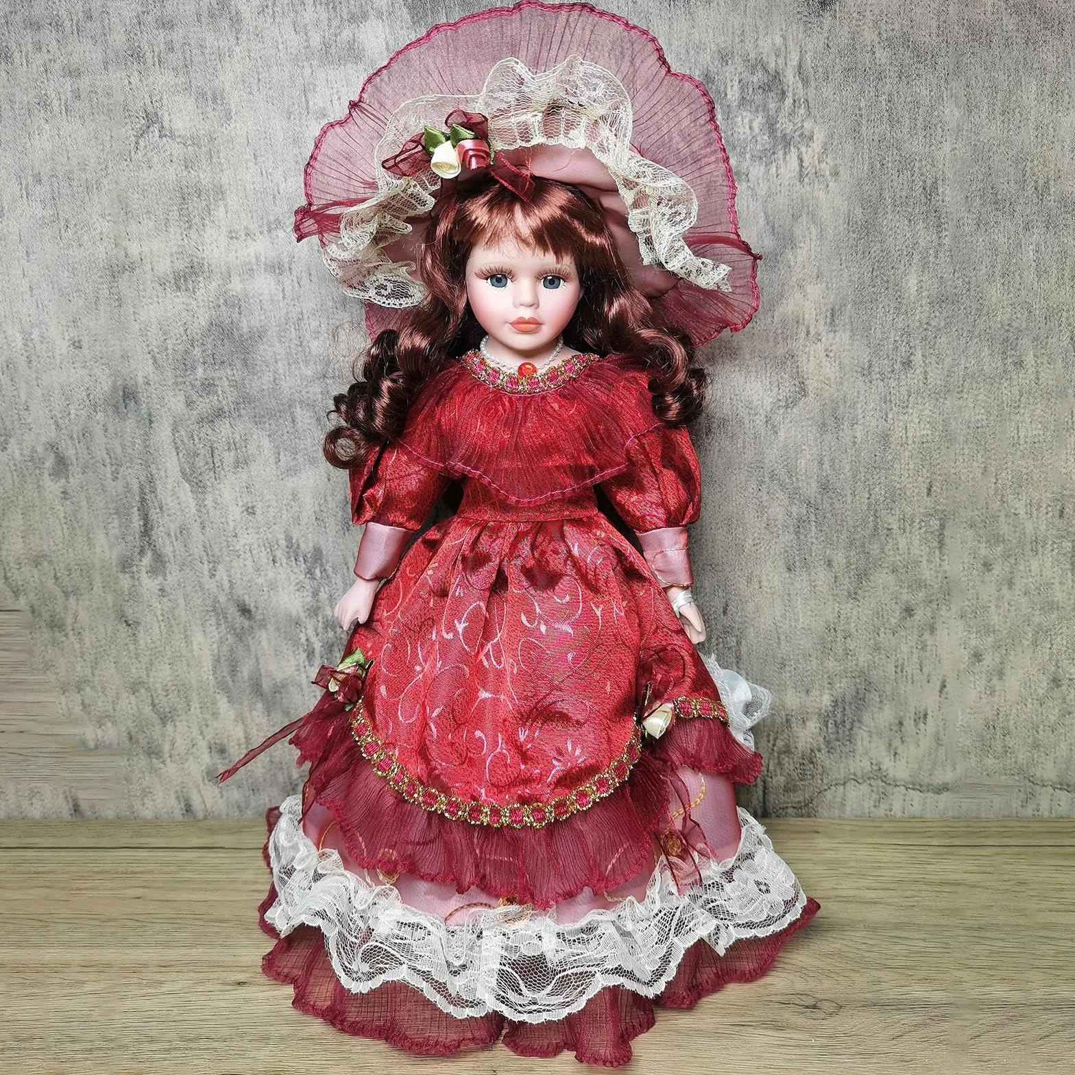 Fenteer Figurine de Collection Poupée Porcelaine Lady Costume Ancien Cheveux Bouclés Robe Élégante Chapeau Bordeaux