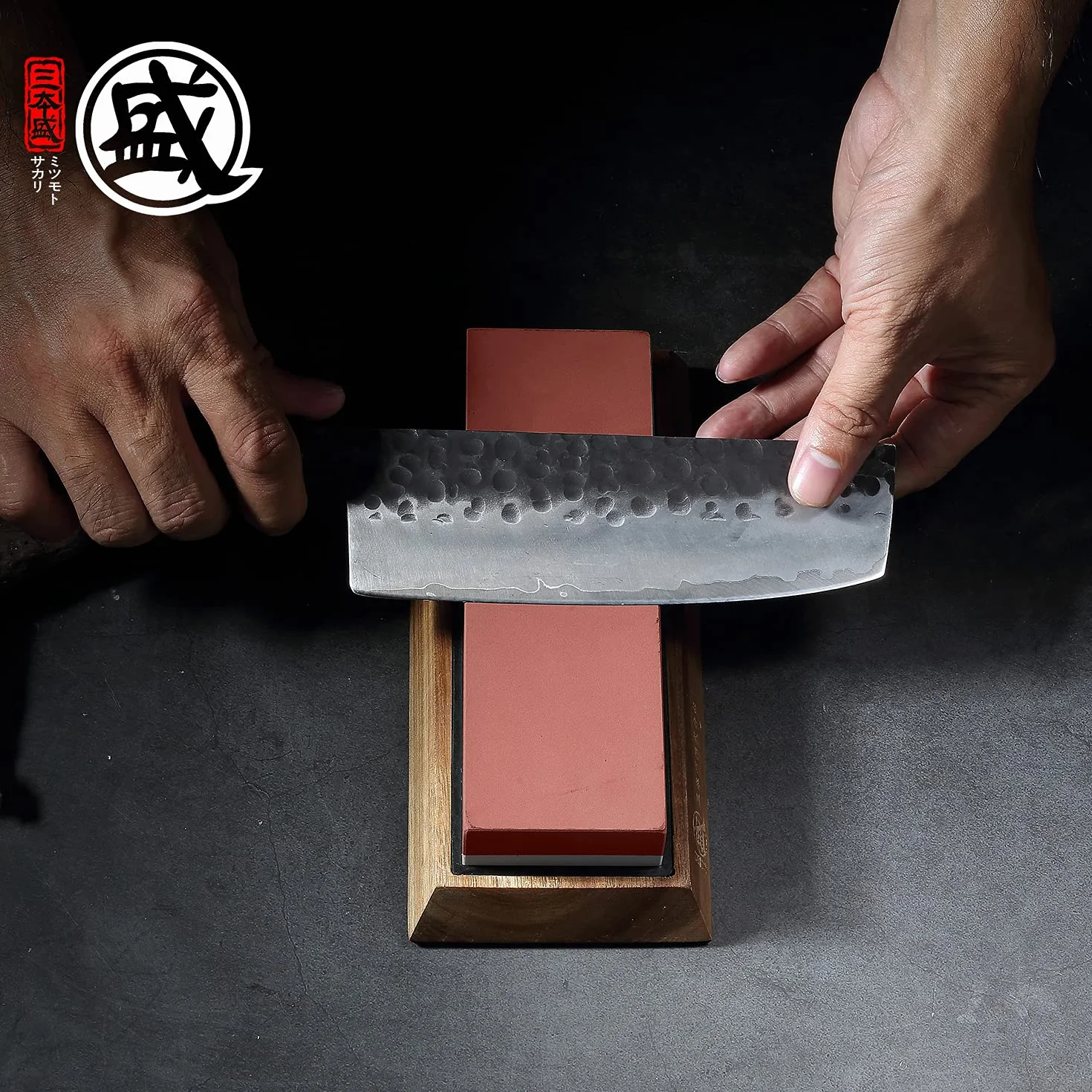 MITSUMOTO SAKARI Pierre a Aiguiser Japonaise, Aiguiseur Couteaux Professionnel 1000/3000 Grit, Aiguiseur Couteaux Base en Bambou Antidérapante pour Sièges