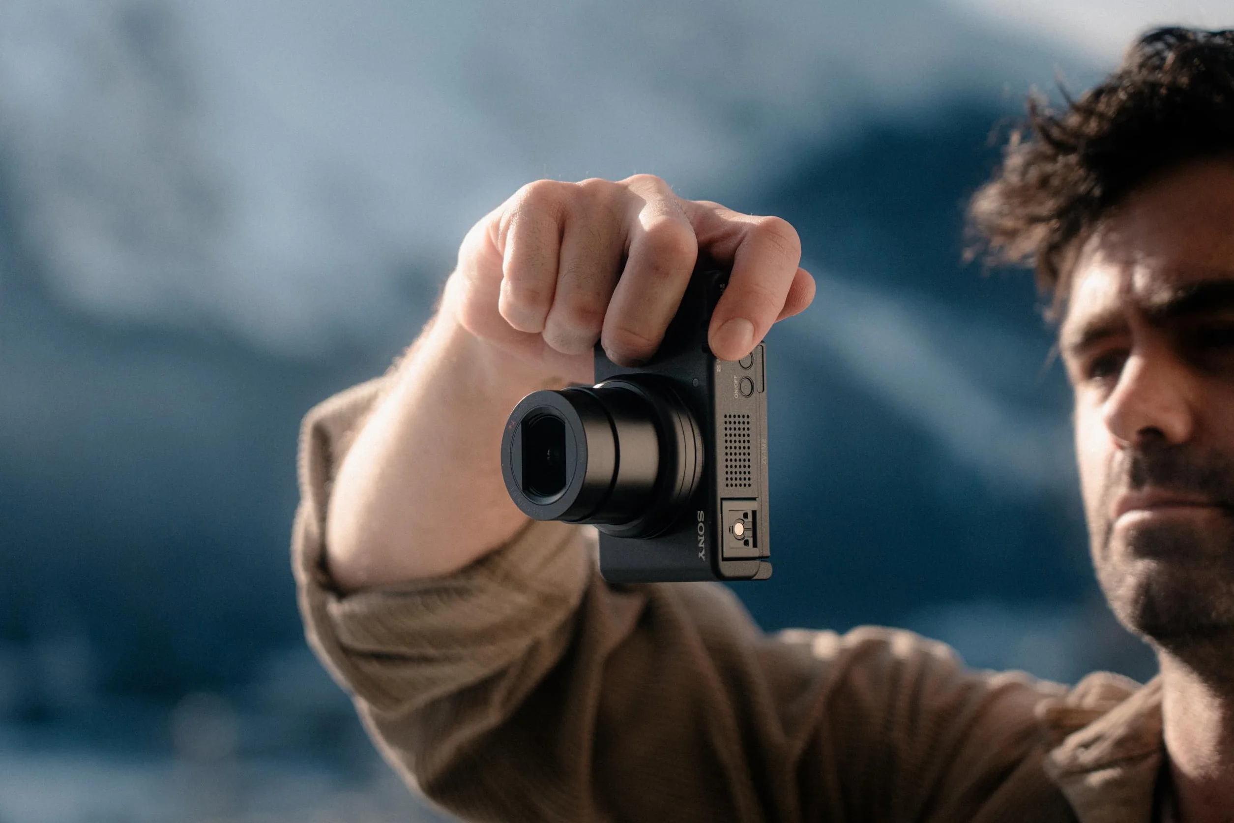 Sony ZV-1 II | Hybrydowy aparat podróżny klasy premium (1-calowy przetwornik warstwowy, zmiennoogniskowy obiektyw szerokokątny, zdjęcia 20 MP i filmy 4K, bezproblemowe przesyłanie na smartfon)