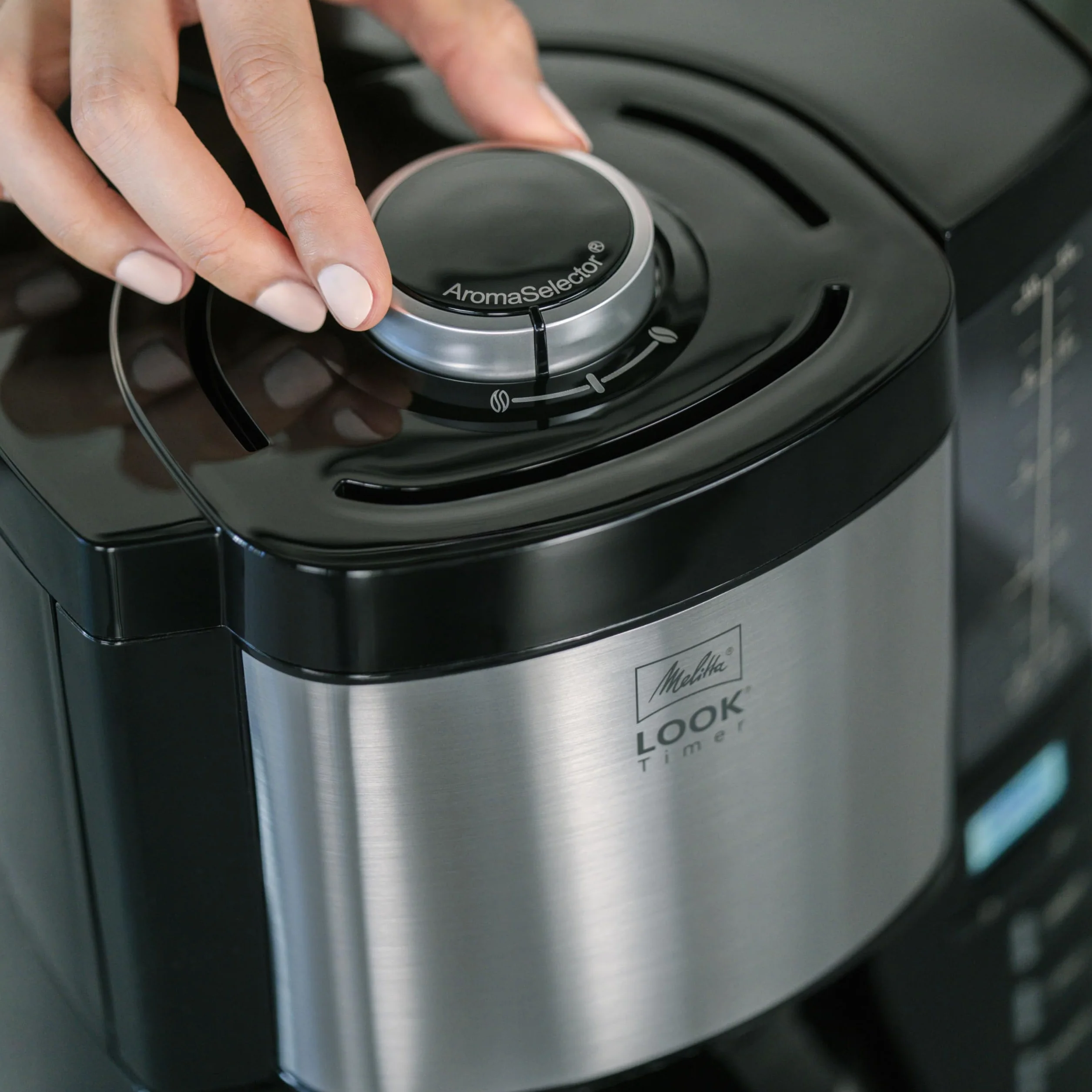 Melitta Cafetière à filtre Look V Therm Timer Noire, avec Carafe thermique et fonction minuterie, Réservoir d'eau amovible et programme de détartrage, capacité 10-15 tasses, modèle 1025-18