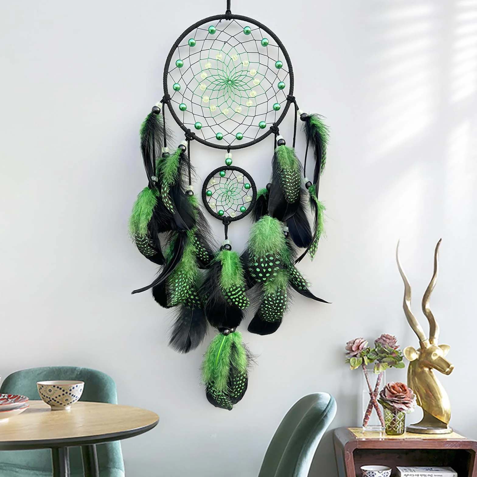 Attrape-rêves lumineux dans le noir Décoration murale avec pompons à plumes Carillon éolien chambre
