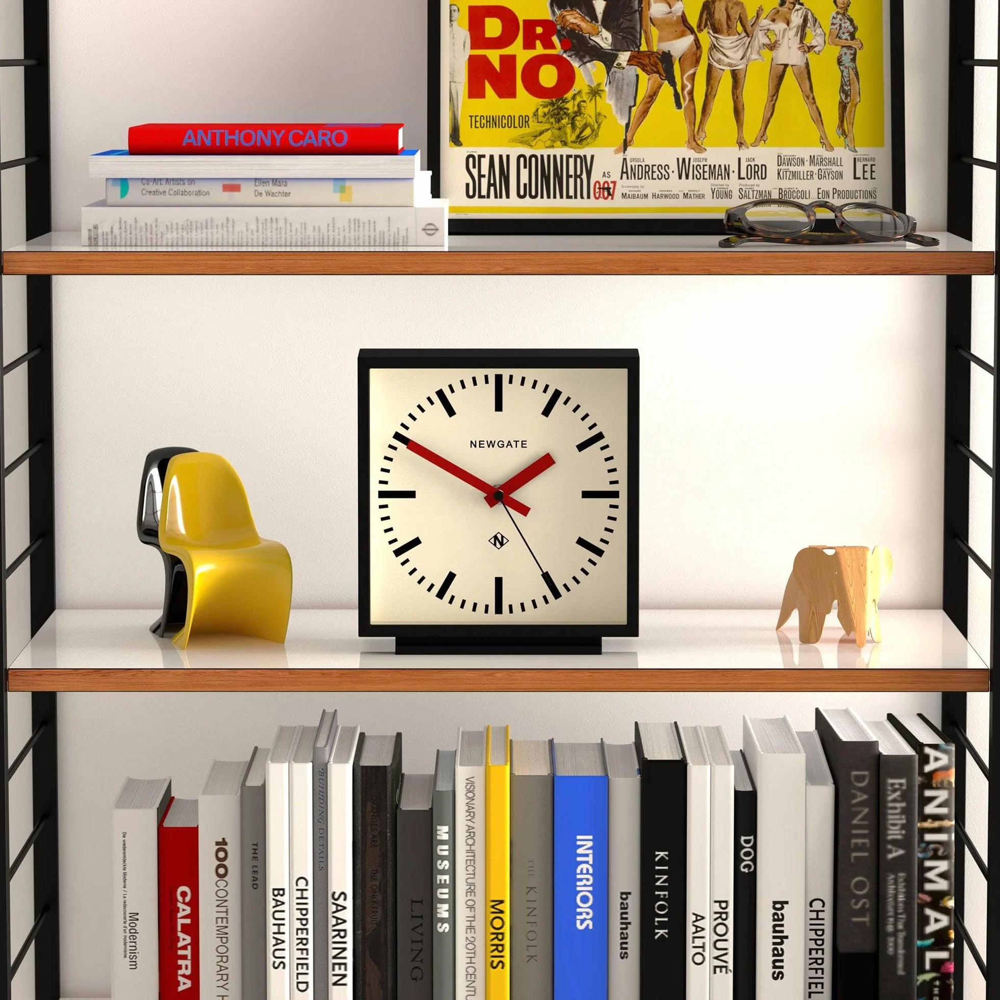 NEWGATE® Amp Horloge de Bureau | Conception carrée d’Horloge de Station | Boîtier Noir à Aiguilles Rouges | Style Moderne pour Bureau, Plateau, cheminée, étagère ou Table de Chevet