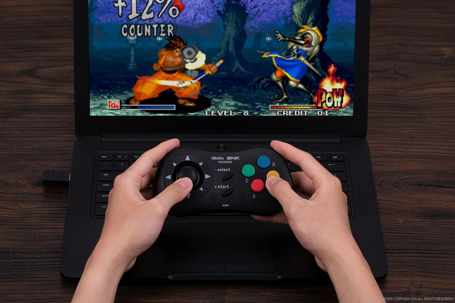 8Bitdo Manette Noire Bluetooth SNK Neo Geo CD – Compatible PC, Android, Neo Geo Mini
