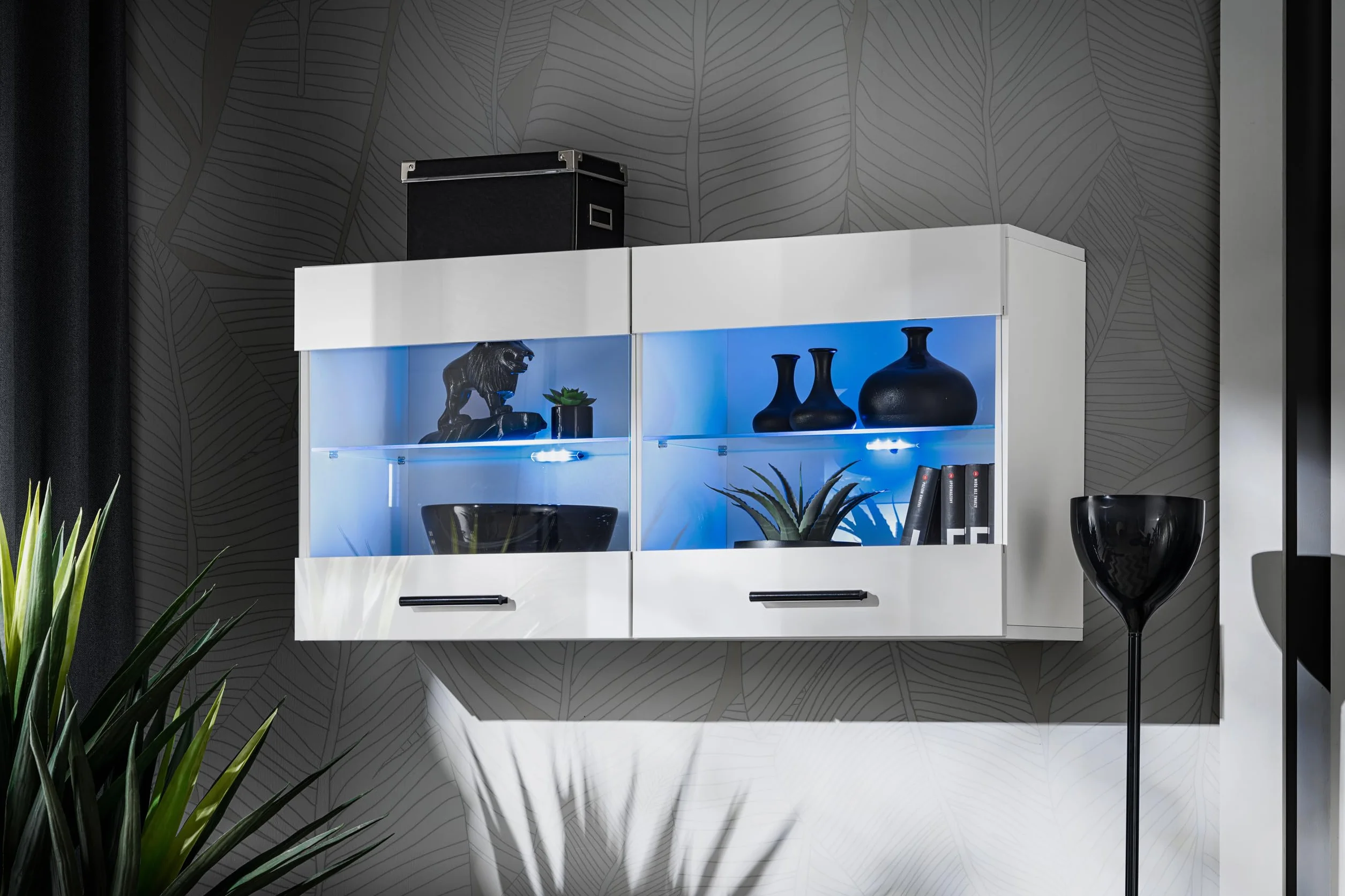 Komodee, Vitrine Armoire Savona, Blanc Blanc, Largeur 100 cm x Hauteur 50 cm x Profondeur 30 cm, LED Bleues, 2 étagères, pour Salon, Chambre, Entrée, Cuisine