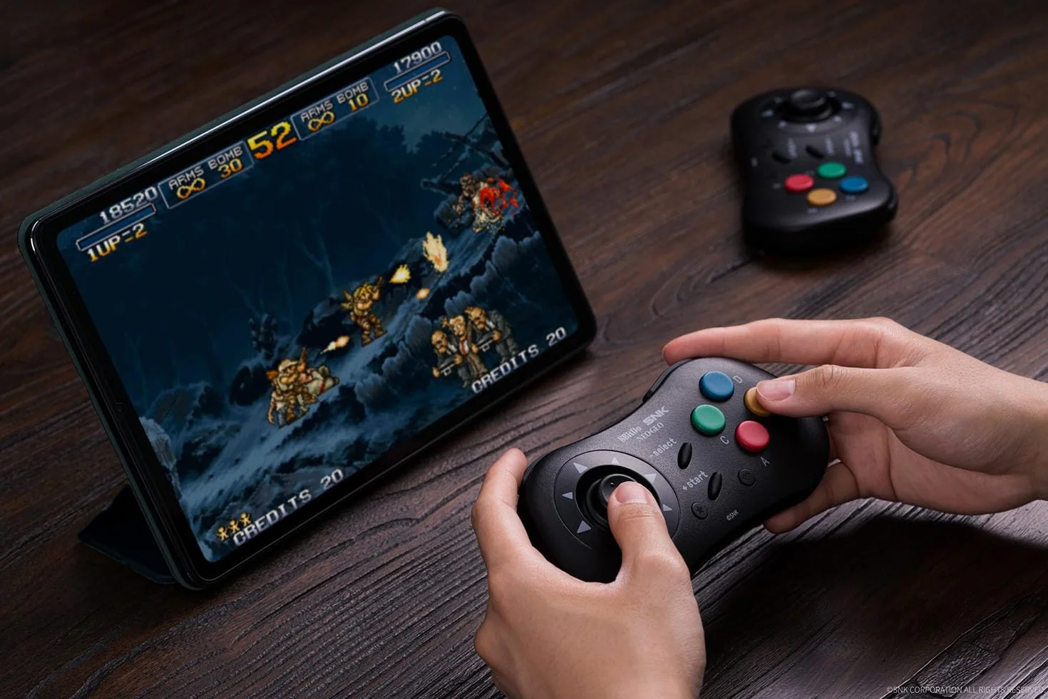 8Bitdo Manette Noire Bluetooth SNK Neo Geo CD – Compatible PC, Android, Neo Geo Mini
