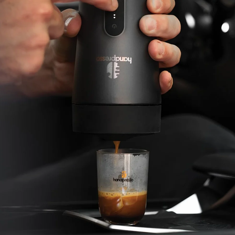Handpresso Auto Set | cafetiere de voyage à batterie USB-C | capsule expresso & capsule réutilisable café moulu | malette compacte - cafetiere portable - 2 tasses - poubelle - cable USB - serviette