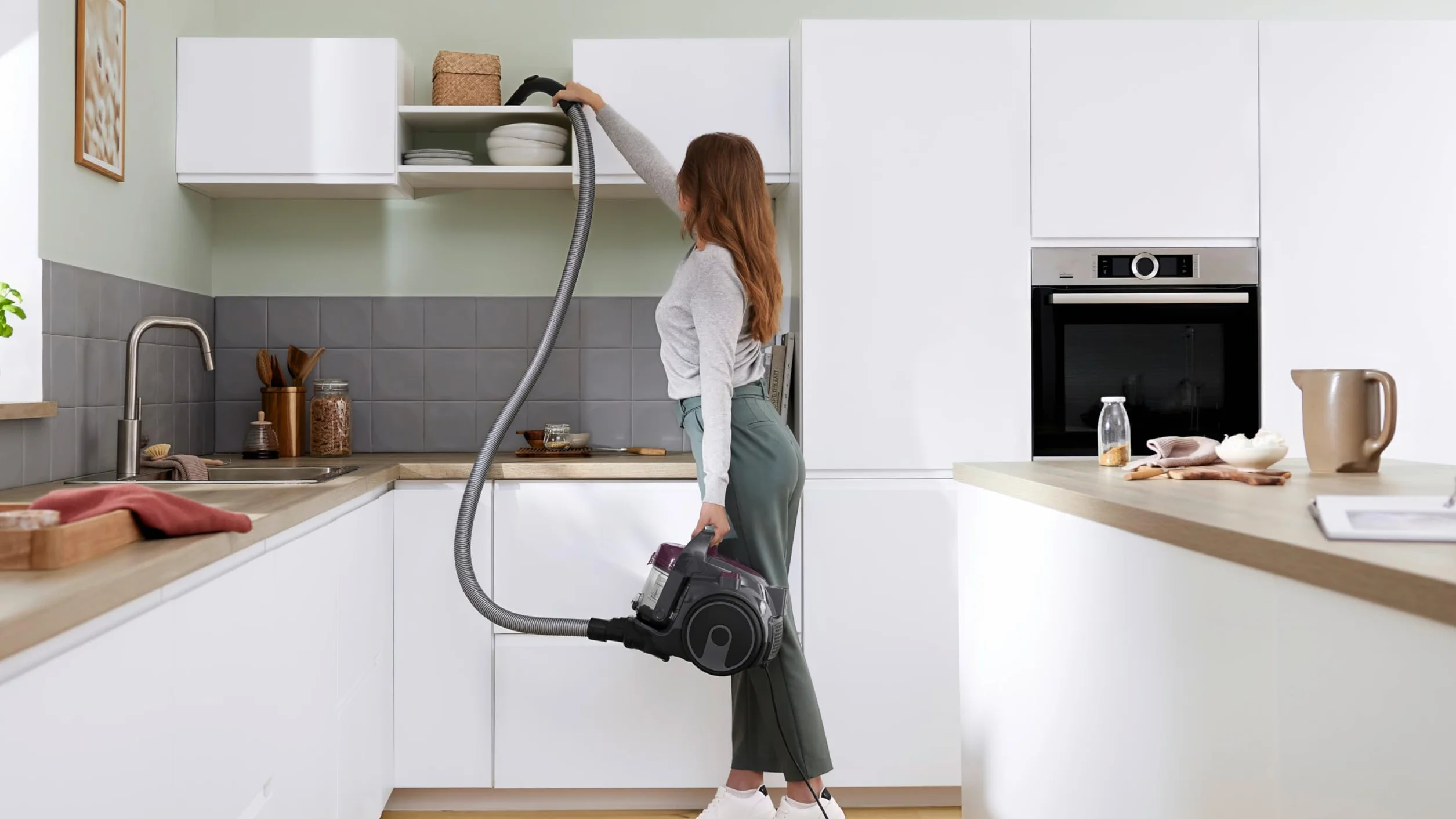 Bosch Série 2 Aspirateur Traîneau Sans Sac 1.5L Filtre Hygiénique Lavable Haute Performance Rayon 9m Compact Violet