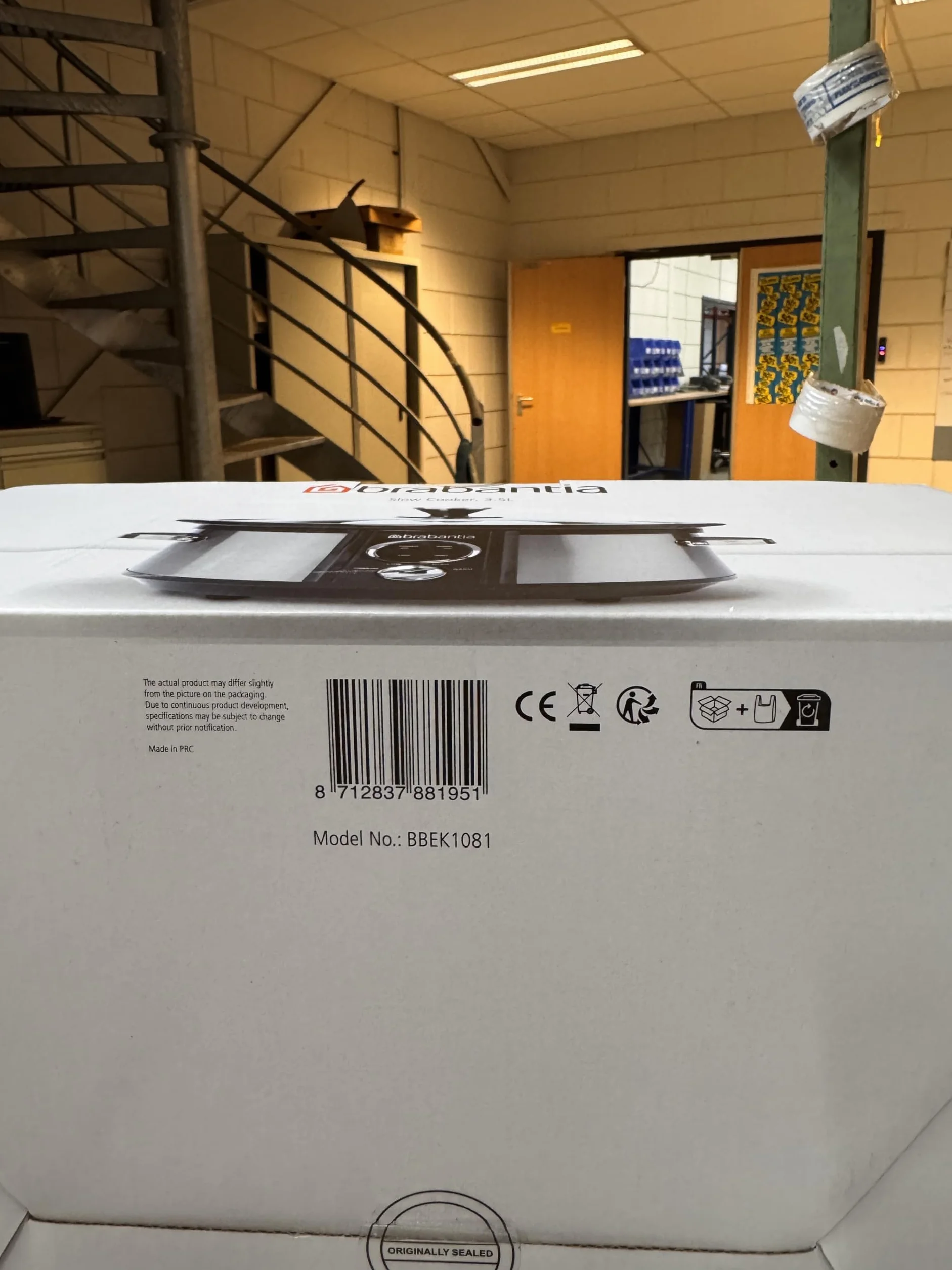 Brabantia BBEK1081 Mijoteuse - 3,5 Litre - 180 Watt - Cuve intérieure amovible - Couvercle en verre - Écran LED - 3 réglages de température - Fonction maintien au chaud