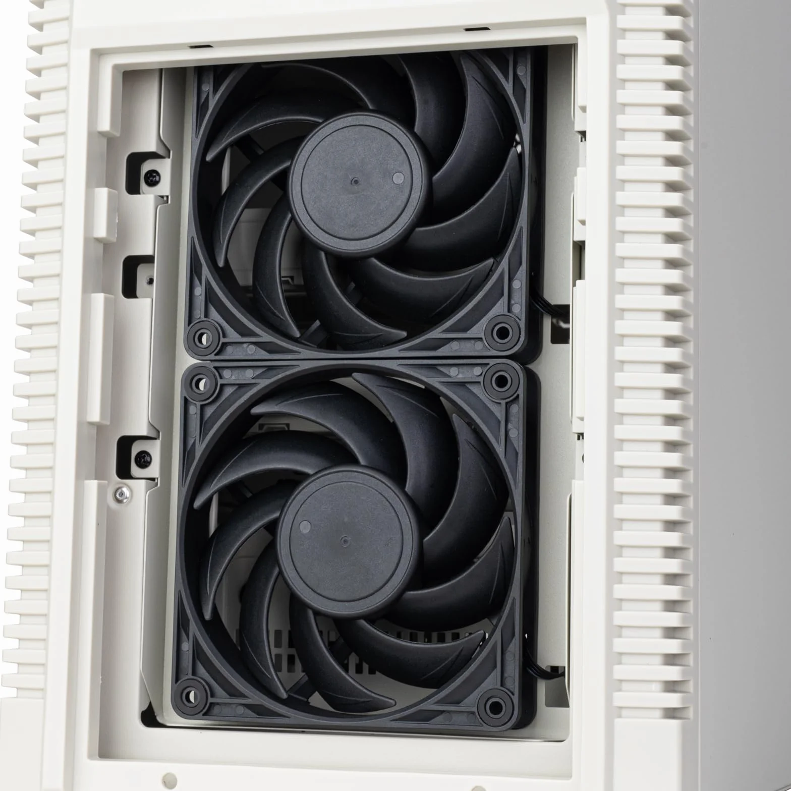 Silverstone TechnologyFLP02 — obudowa typu tower inspirowana stylem retro z wydajnym chłodzeniem i obsługą rozszerzeń, SST-FLP02W