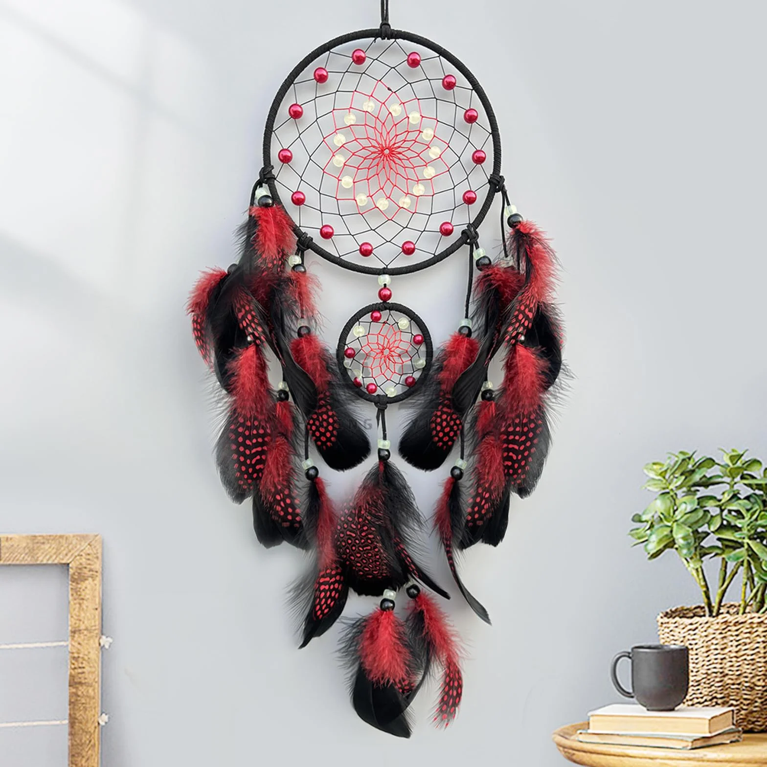 Attrape-rêves lumineux dans le noir Décoration murale avec pompons à plumes Carillon éolien chambre