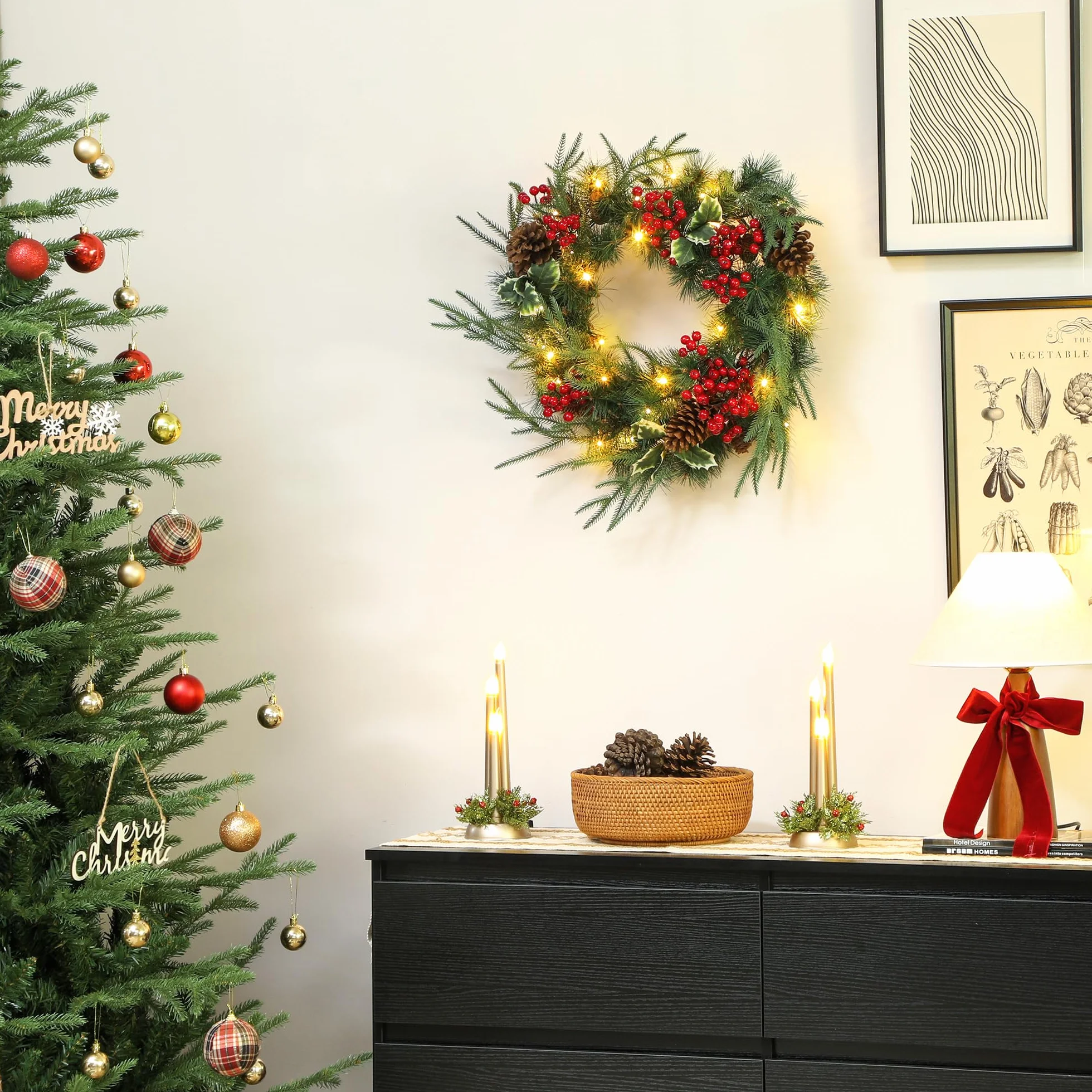 HOMCOM Couronne de Noël Lumineuse 60 cm avec 35 LED Blanc Chaud, minuterie, Couronne de Noël de Porte d'entrée, 170 Pointes, Pommes de pin, Baies, Feuilles de Houx, pour Porte, Mur, cheminée, Vert