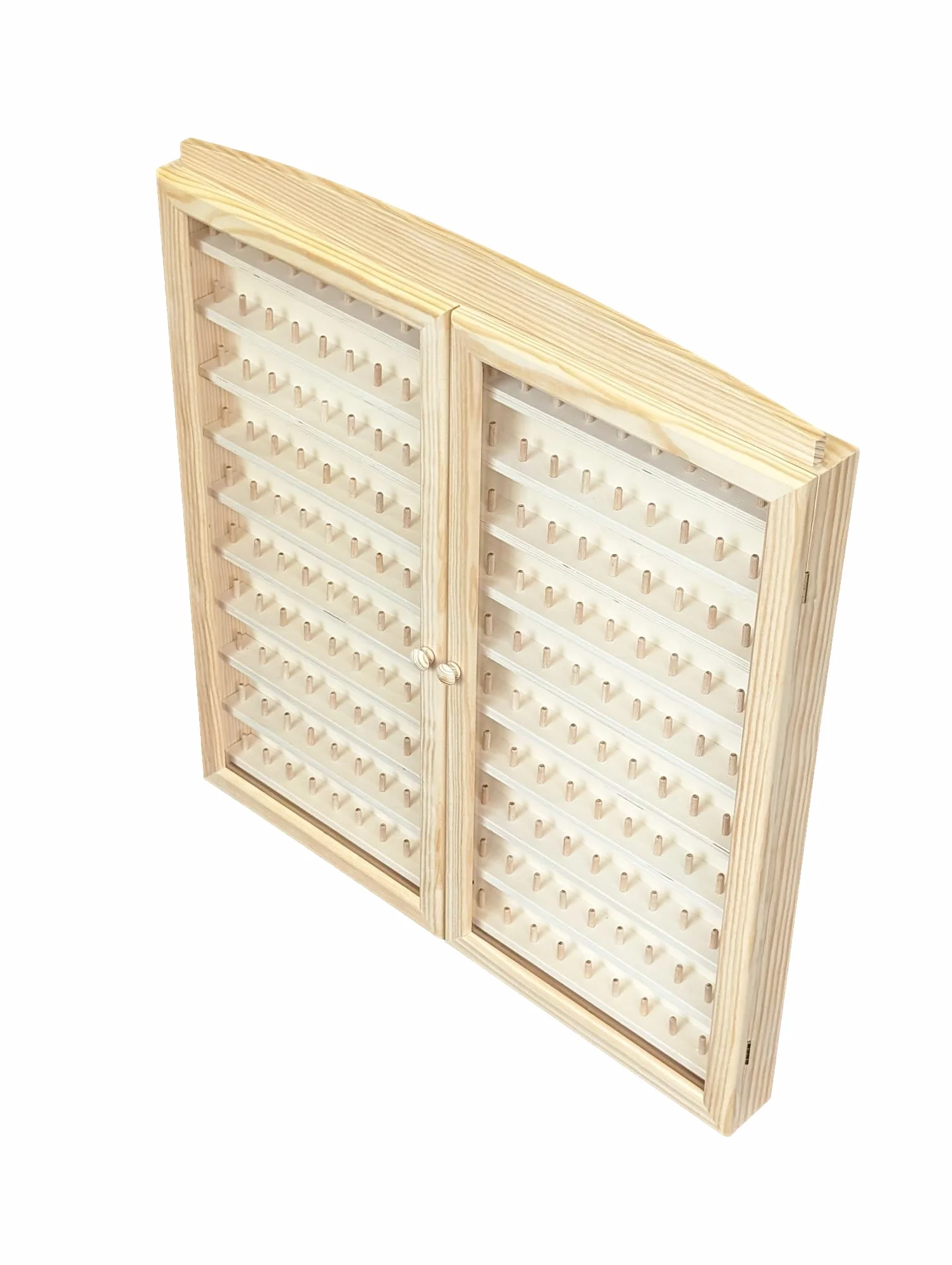 Vitrine Collections dés á Coudre. Capacité 200 dés. Pin Naturel, à Peindre. Mesures (Largeur/Fond/Hauteur) : 66 * 6 * 72 cms.