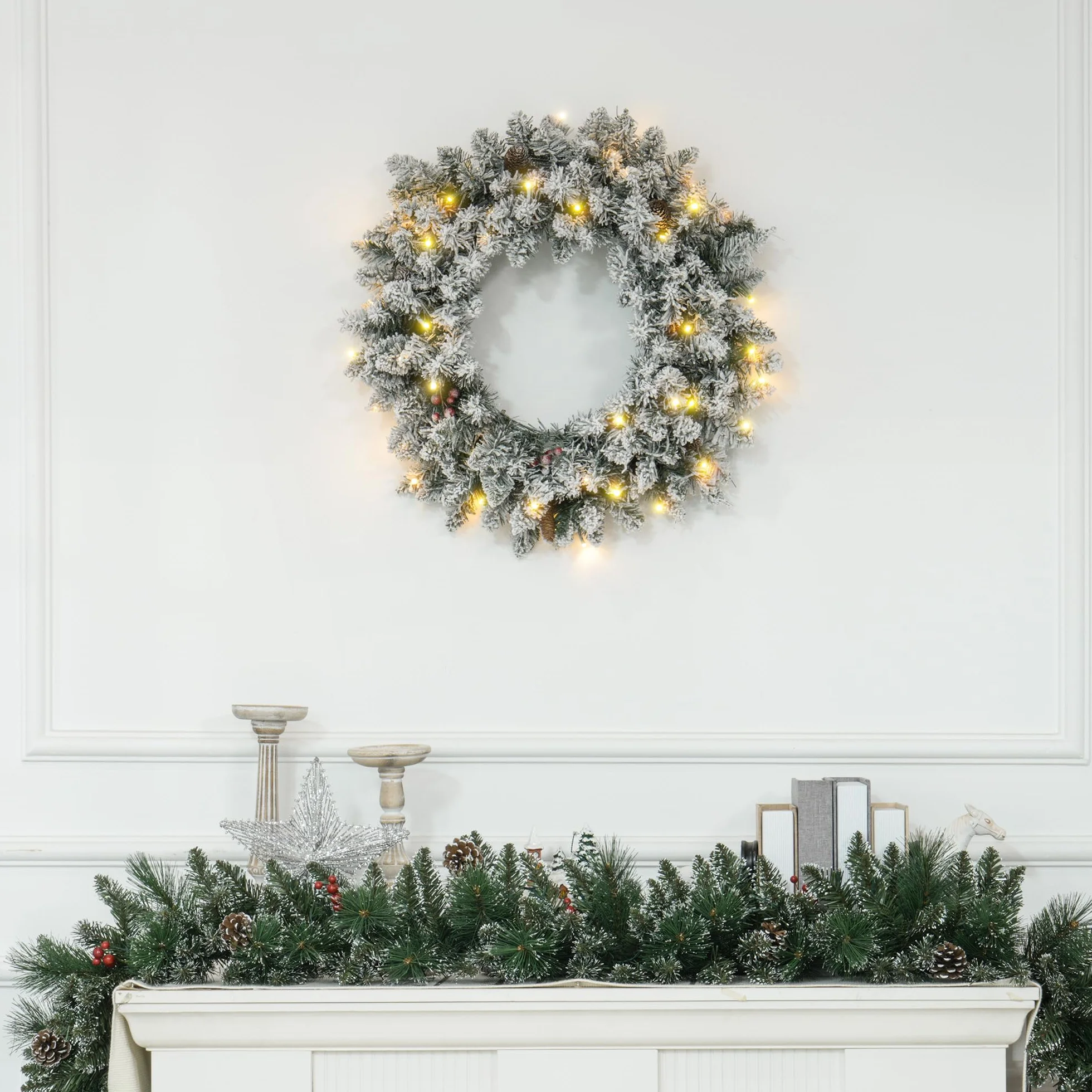 HOMCOM Couronne de Noël Porte givrée Artificielle 60 CM décoration de Noël Lumineuse avec Pommes de pin et Baies Rouges, lumières LED et minuterie, pour Porte, fenêtre ou cheminée, Vert