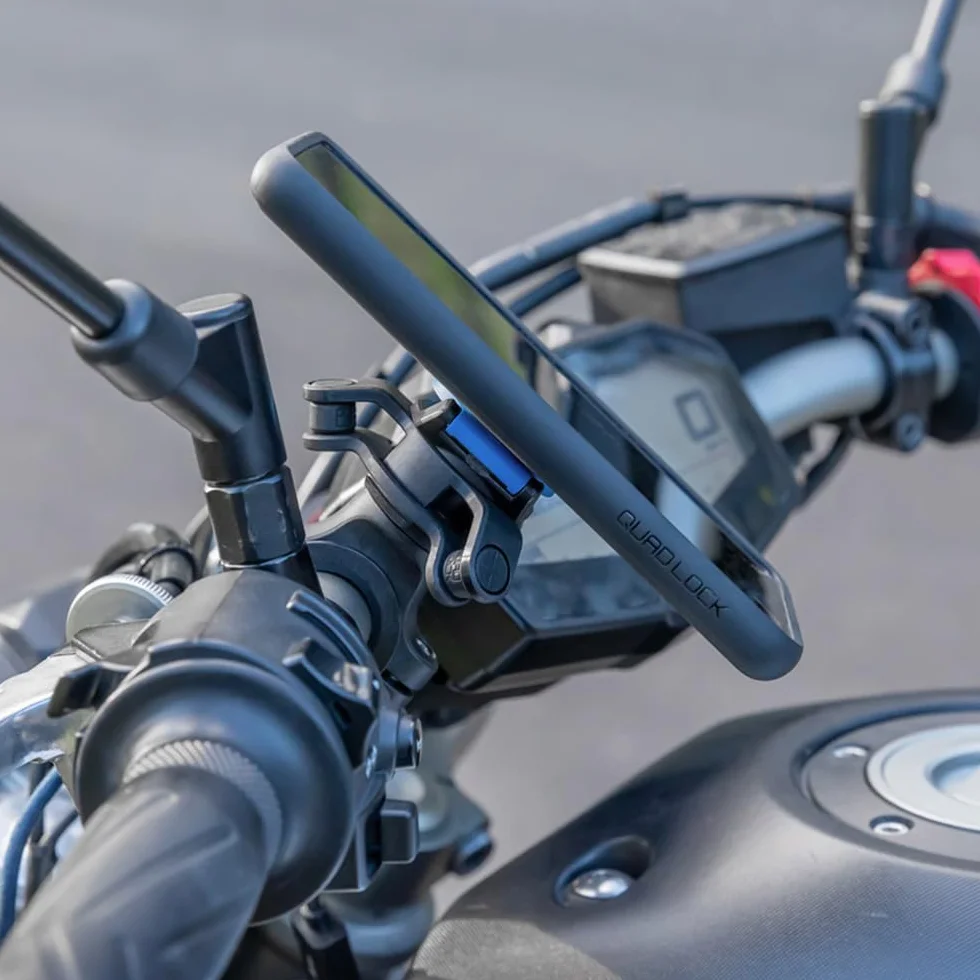 Quad Lock Kierownica Motocyklowa Uchwyt Telefonu Zestaw z Amortyzatorem Drgań i iPhone 16 MAG Etui
