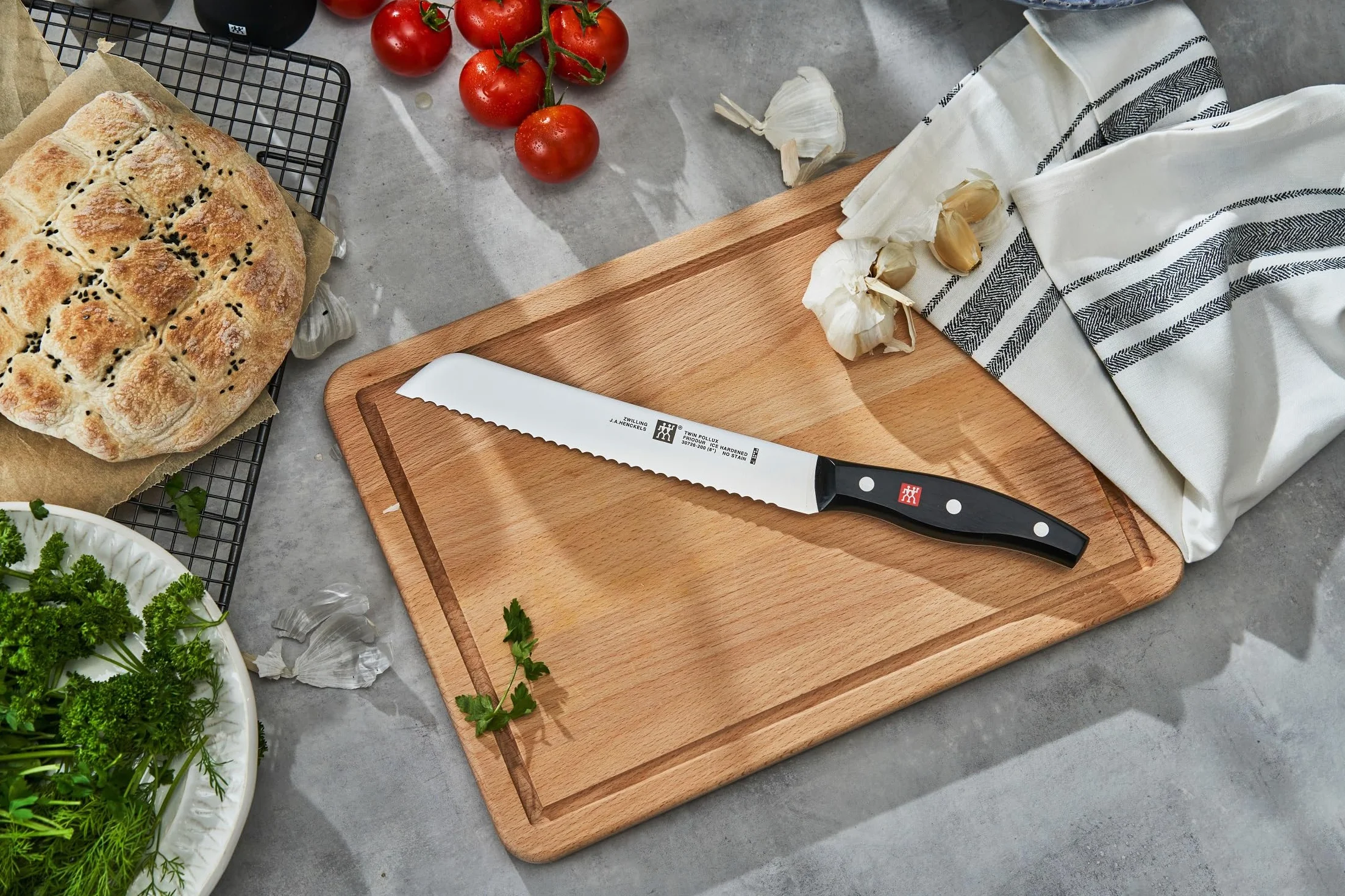 ZWILLING Couteau à Pain, Lame dentelée: 20 cm, Acier Inoxydable, Manche Noir, série Twin Pollux
