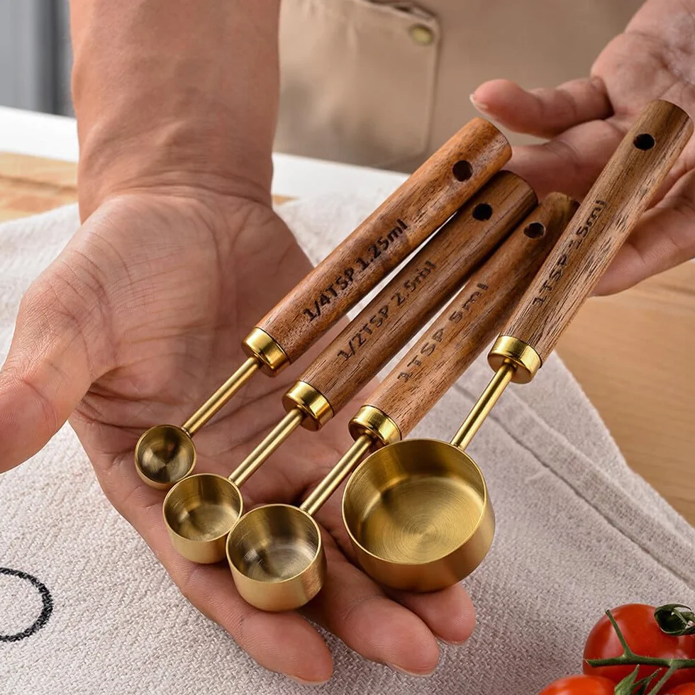 Ensembles de Cuillères Doseuses Inoxydable, 4 Pièces Cuillères à Mesurer avec Manche en Bois pour Cuisson (Or)