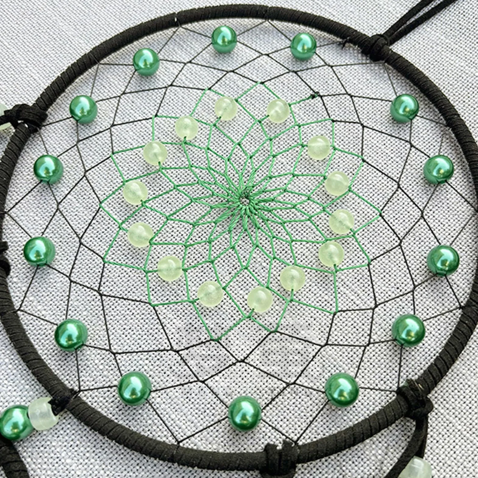 Attrape-rêves lumineux dans le noir Décoration murale avec pompons à plumes Carillon éolien chambre