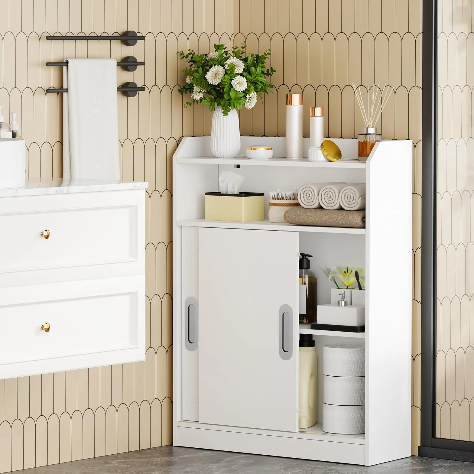 BEWISHOME Meuble de Salle de Bain avec Porte Coulissante et Poignées Intégrées,Meuble Toilette Gain de Place,Étagère Réglable et Support Papier Toilette,20x60x80cm,Blanc EYYG16W