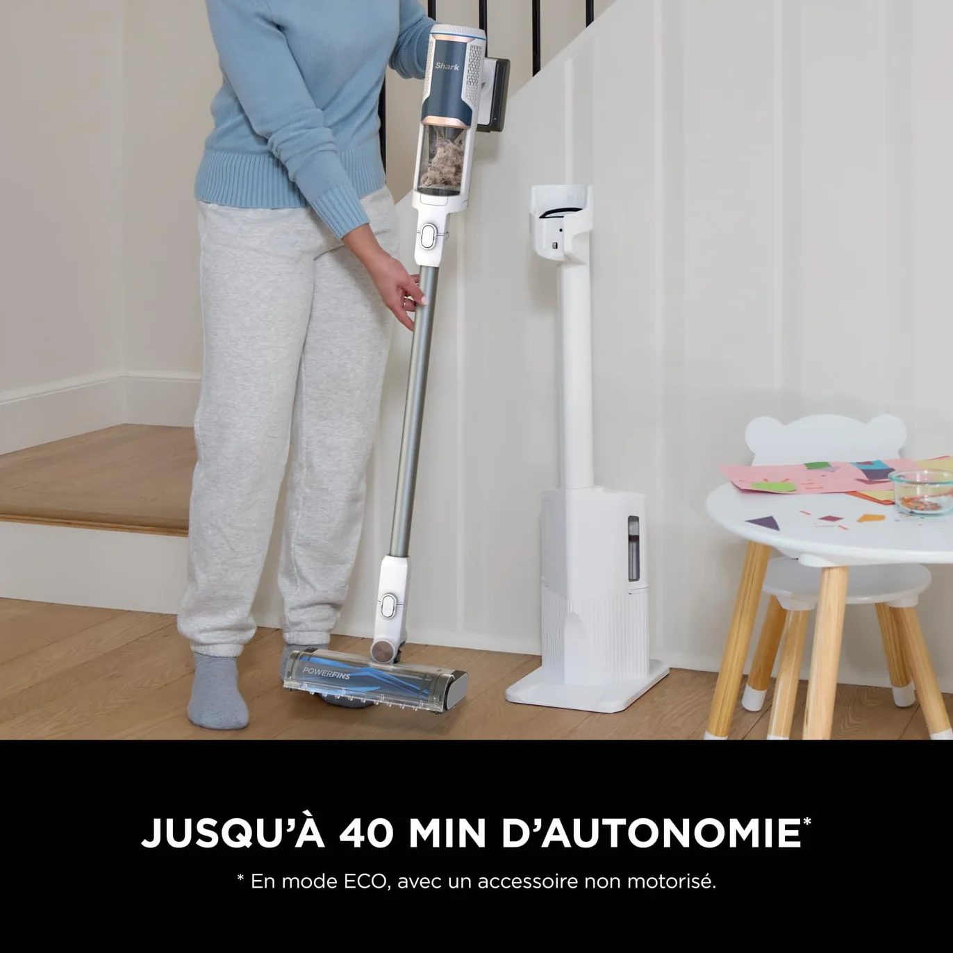 Shark Clean & Empty, aspirateur sans fil, vidage automatique, aspirateur anti-emmêlement avec accessoires pour animaux et suceur plat, autonomie 40 min, station de chargement, blanc/bleu, BU3521EU