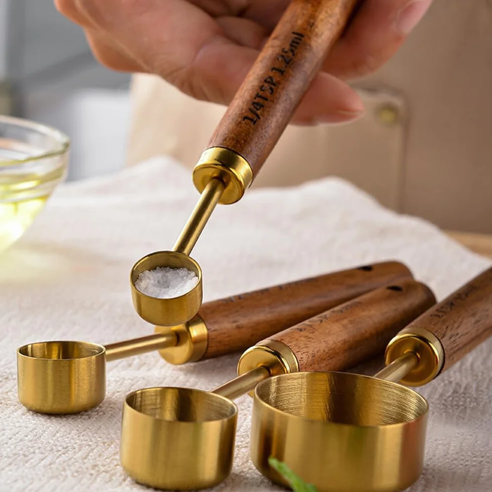 Ensembles de Cuillères Doseuses Inoxydable, 4 Pièces Cuillères à Mesurer avec Manche en Bois pour Cuisson (Or)