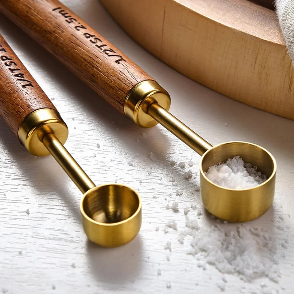 Ensembles de Cuillères Doseuses Inoxydable, 4 Pièces Cuillères à Mesurer avec Manche en Bois pour Cuisson (Or)