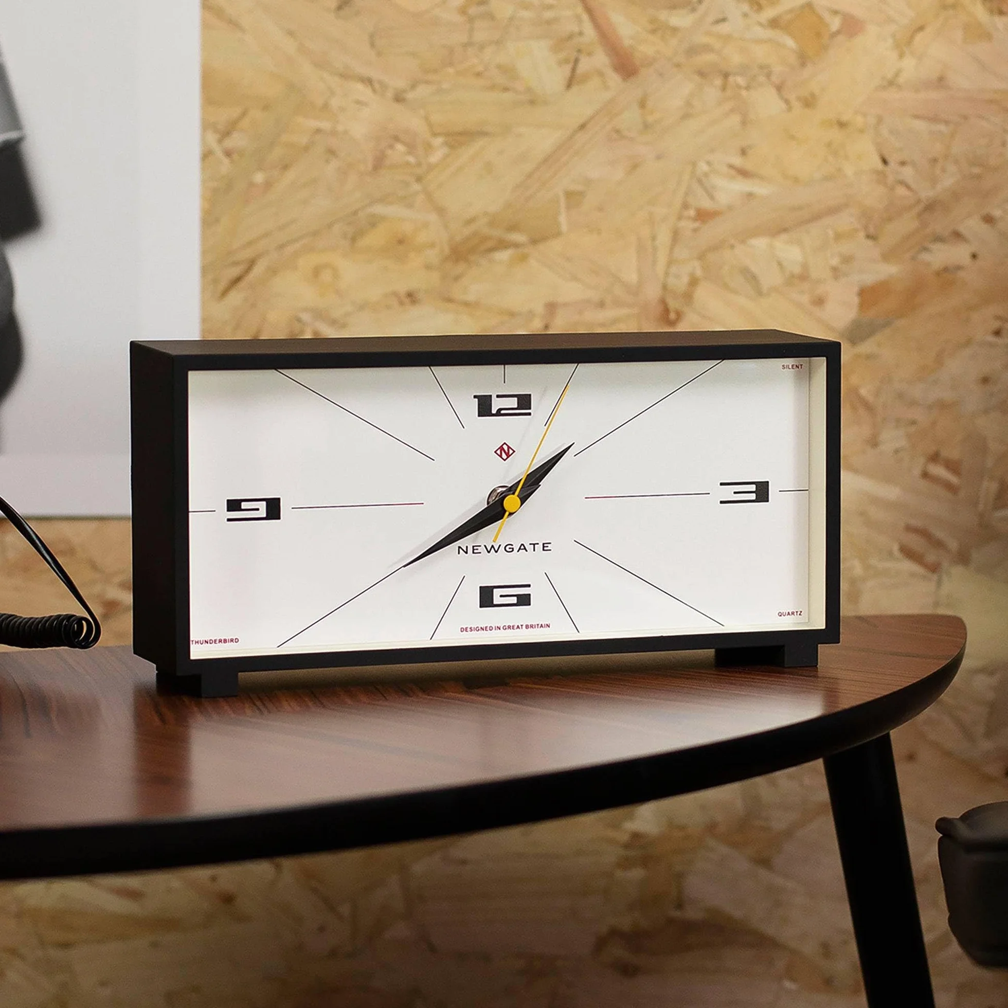 NEWGATE® Thunderbird Horloge de Bureau | Design rectangulaire rétro Contemporain | Noir | Style Moderne du Milieu du siècle pour Bureau, cheminée, Plateau de Table ou étagère