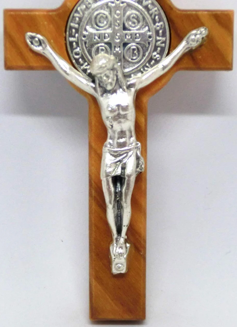Croix de Saint Benoît en bois d'olivier 8 cm avec médaille et anneau