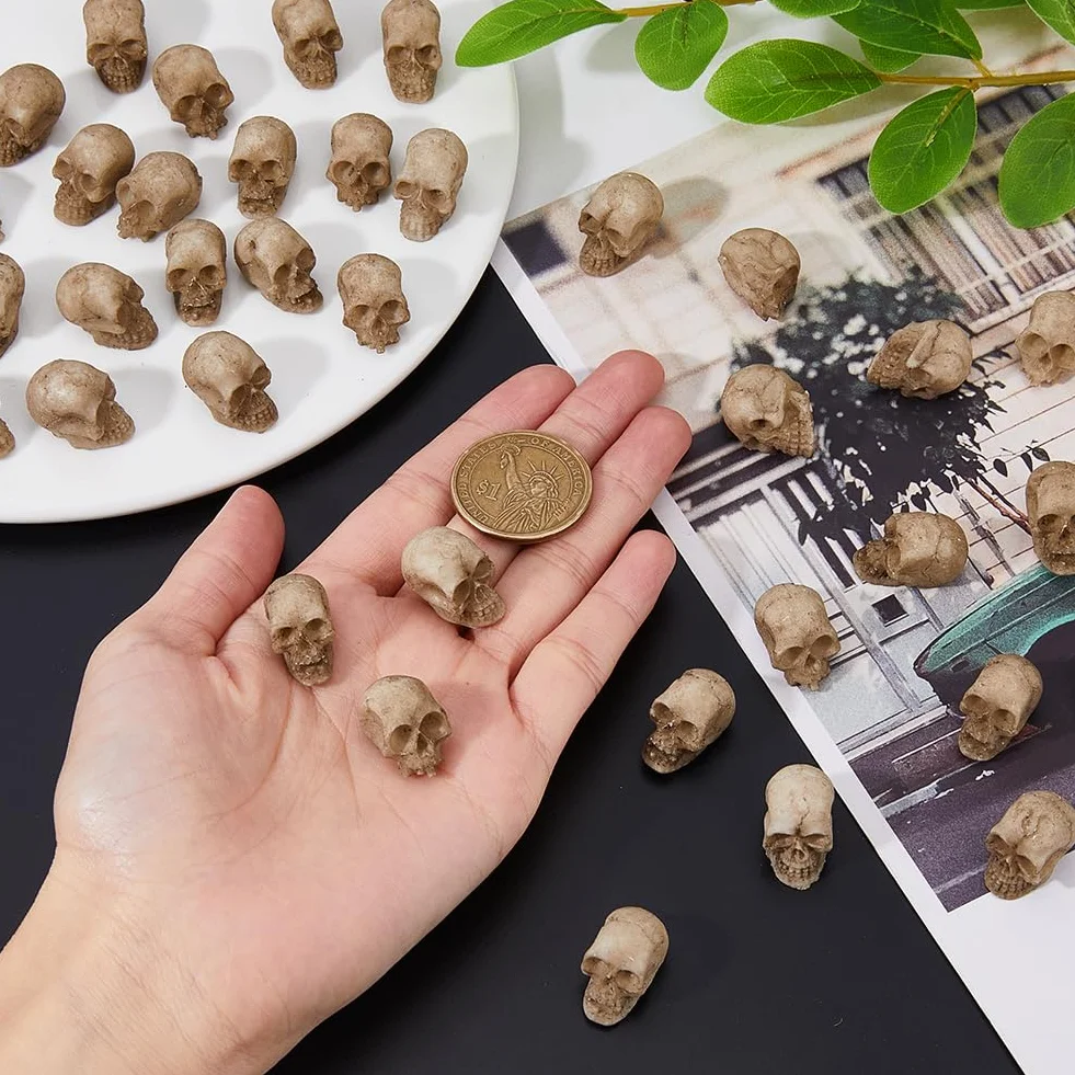 Lot de 40 mini figurines de crâne en résine pour décoration Halloween