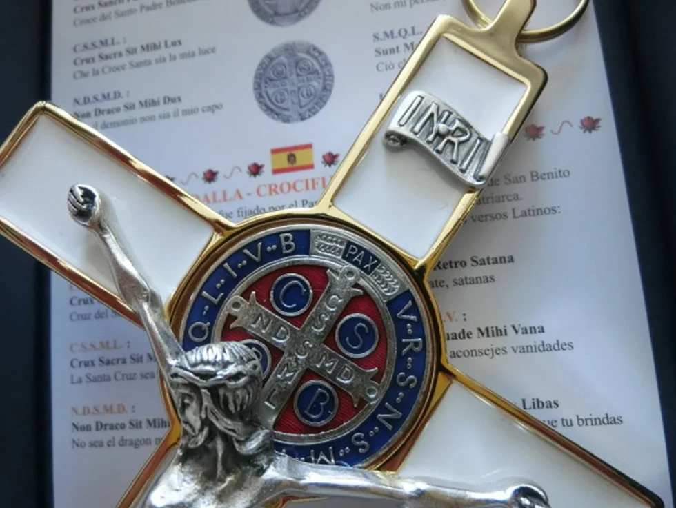 Croix Or Blanc Saint Benoît 20 CM Émaillé Boîte Cadeau Exorcisme Prêtre