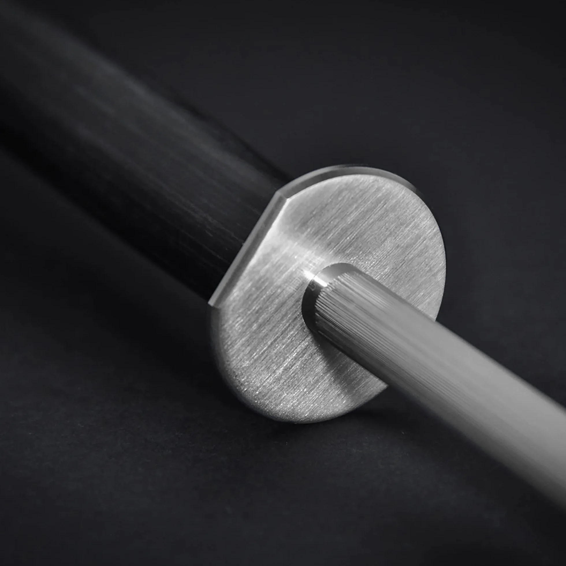 KOTAI | Fusil à Aiguiser | Tige d'affûtage | Fait à la Main en Acier Inoxydable | Protection des Doigts | Bout Pointu Antidérappant | Manche en Pakkawood Ultra-durable | Affûte en Quelques Secondes