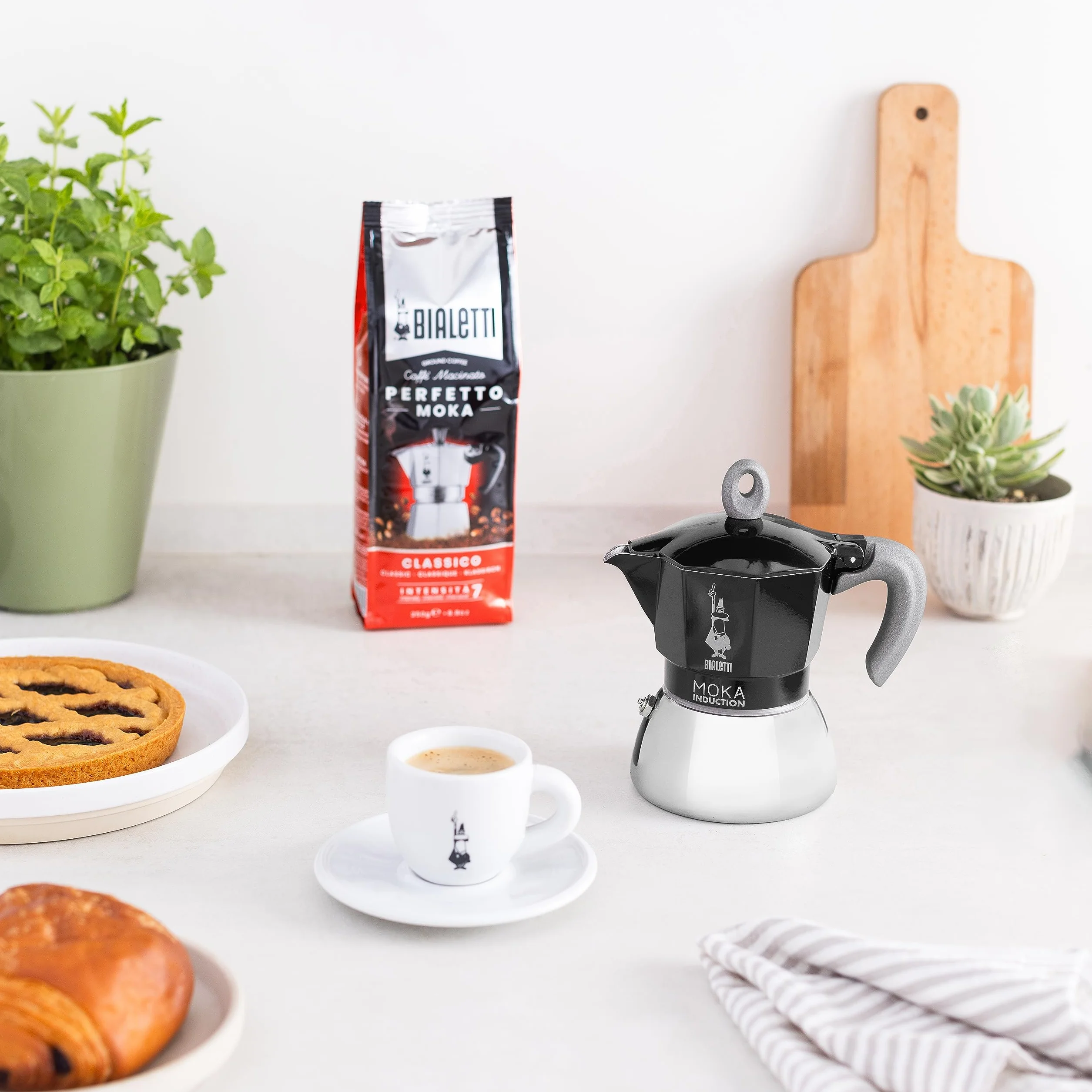 Bialetti - Moka Induction, Cafetière moka, Tous feux, 4 tasses d'espresso (150ml), Noir