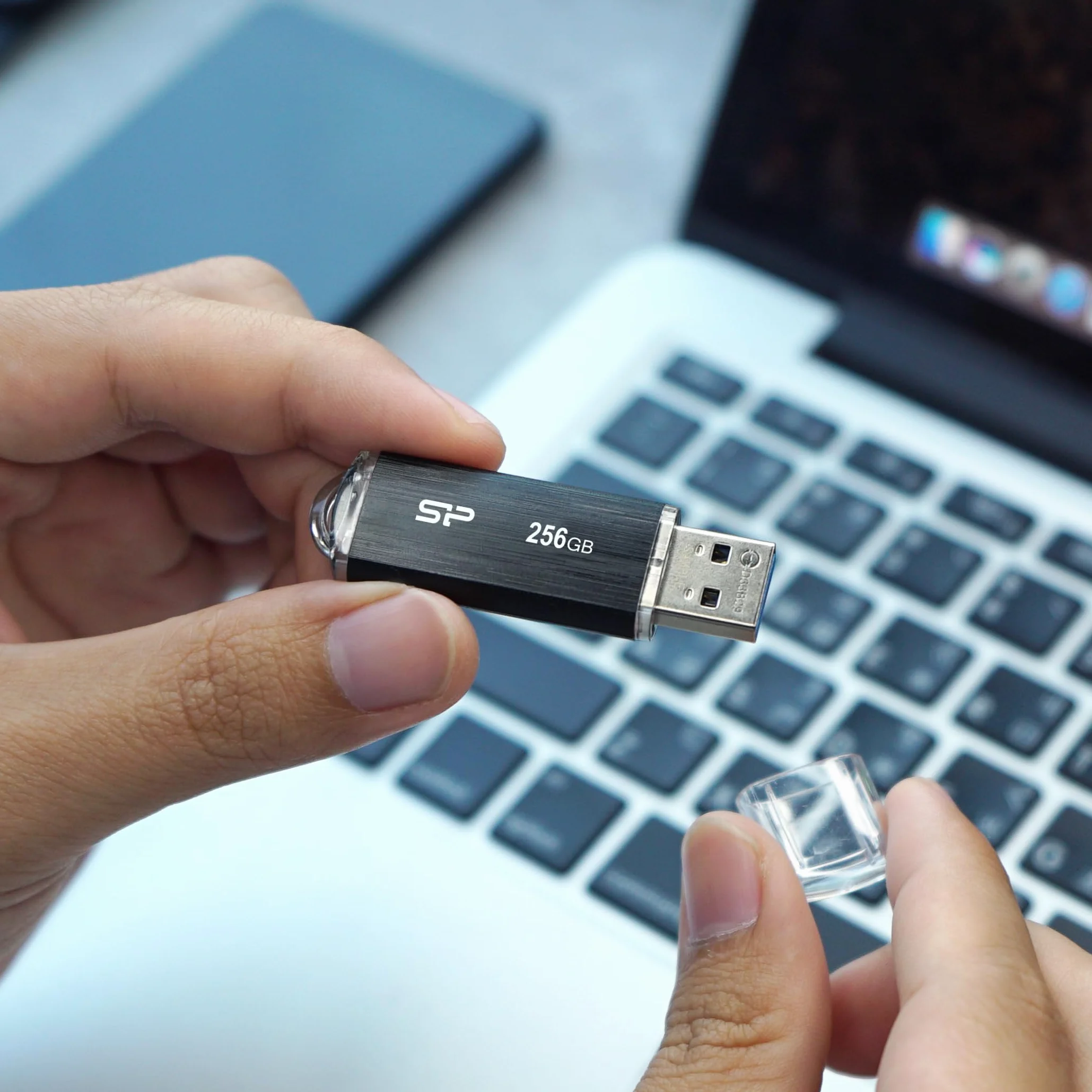 Silicon Power 128 GB pamięć USB Flash, B02 Blaze, USB3.1, chowane złącze, wbudowany otwór na pasek, kopia zapasowa i przywracanie danych, szyfrowanie 256-bitowe, do 5 Gb/s, czarny