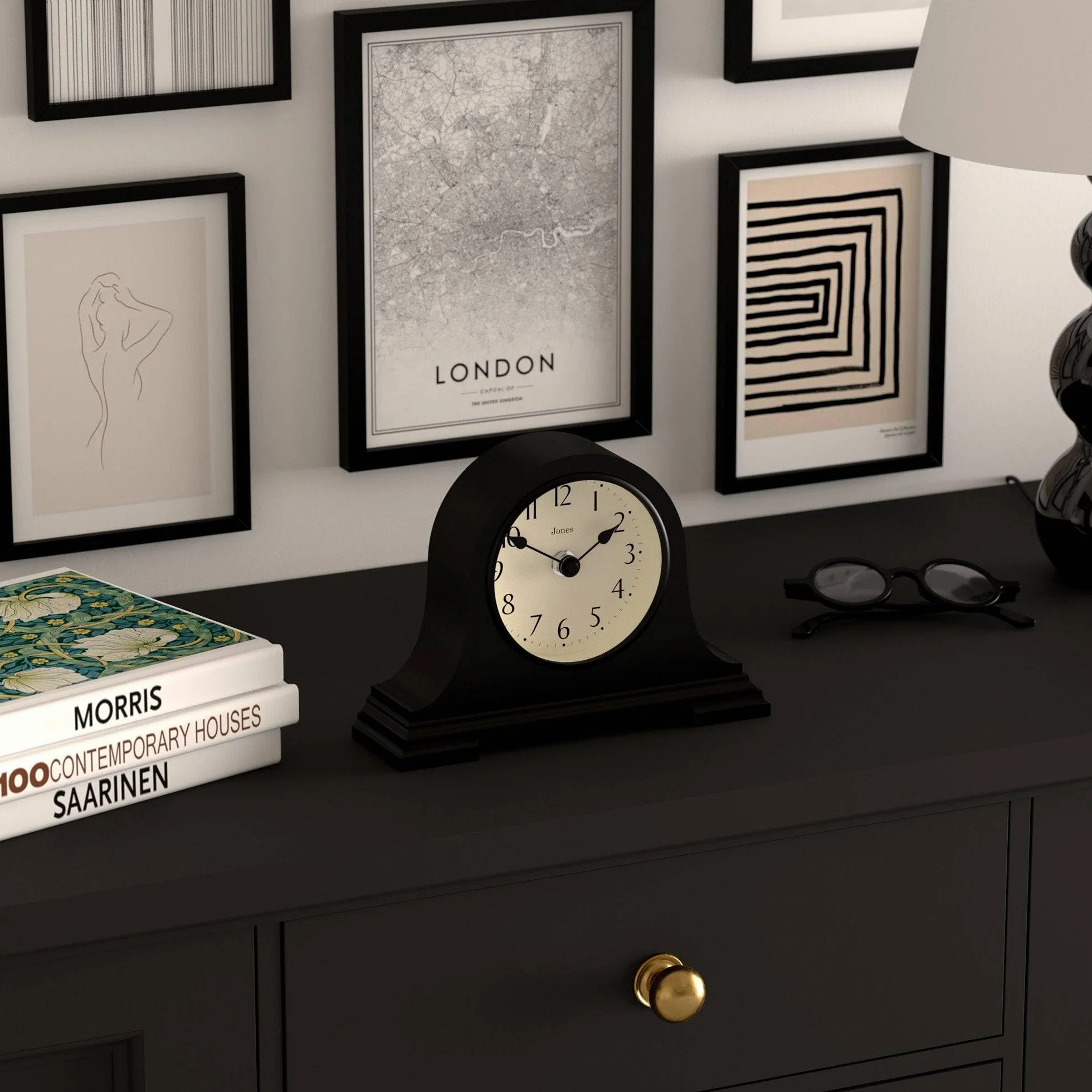 JONES CLOCKS® Speakeasy Petite Horloge à cheminée | Conception Classique du Chapeau de Napoléon | Noir | Style Classique Contemporain pour Bureau, Table, étagère ou Table de Chevet