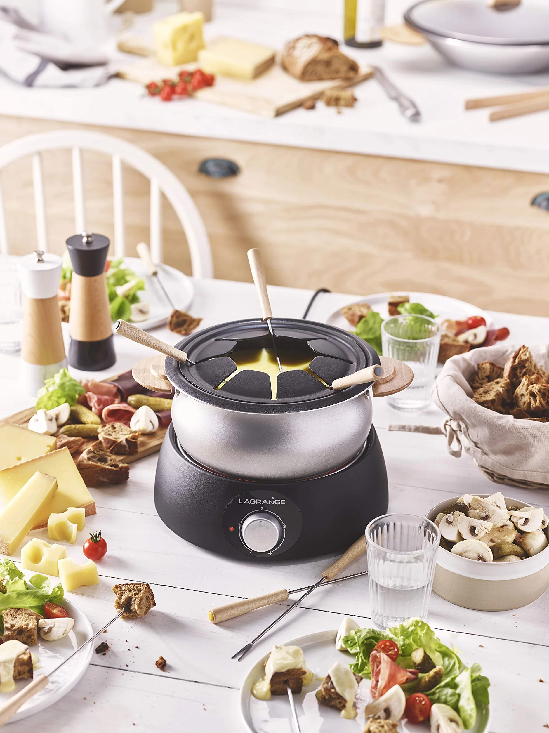 LAGRANGE, Appareil à fondue électrique 8 personnes, 1,5 L, fabrication française, pour tous types de fondues, thermostat réglable, poignées en bois, 900W, 349015