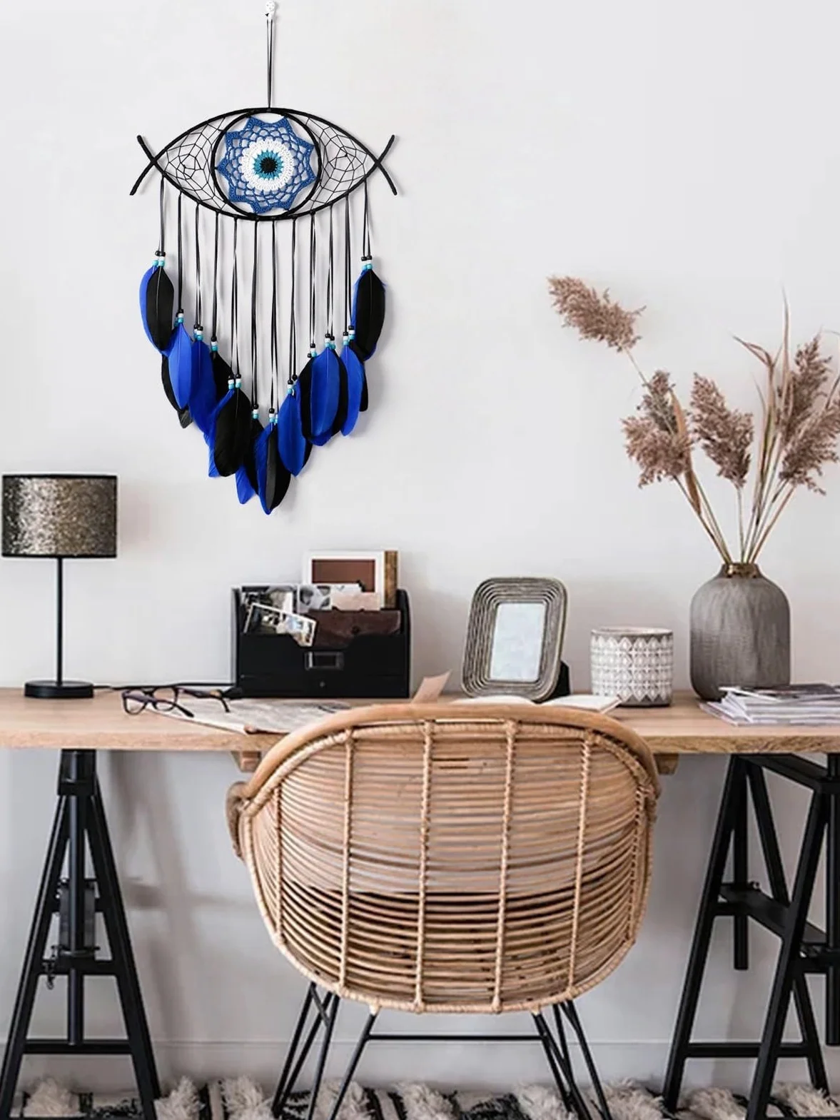 Attrape-rêves noir contre le mauvais œil plumes bleues perles macramé décoration murale gothique