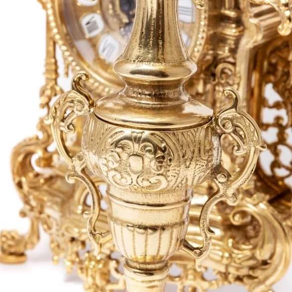Triptyque horloge baroque en laiton poli avec candélabres françaises