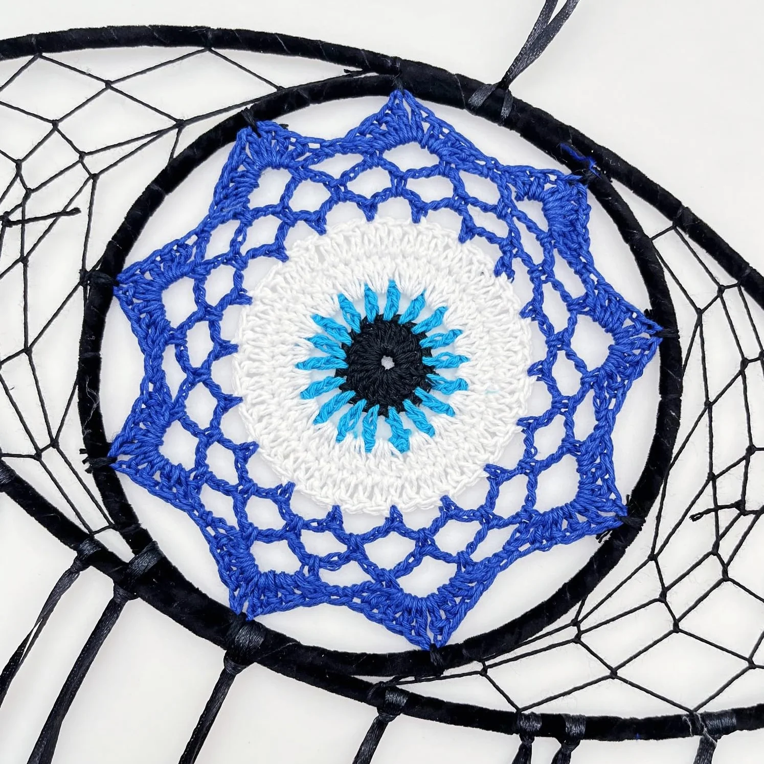 Attrape-rêves noir contre le mauvais œil plumes bleues perles macramé décoration murale gothique