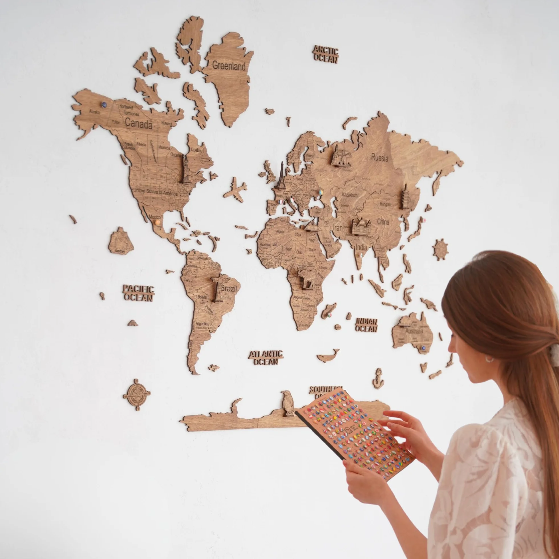 Carte du Monde Murale en Bois 2D – Mappemonde Bois Décorative | Planisphère Mural | Wooden World Map | Décoration Murale Salon Bureau | Idée Cadeau Voyageur (Dark, 100L x 70l cm)