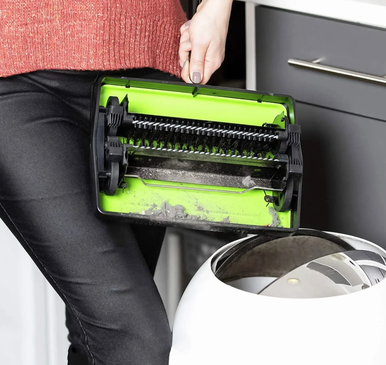WENKO Balai mécanique Vert pour Tapis | Ramasse poussière | Fonctionne sans électricité et sans Bruit | Manche en métal | 28 x 105 x 19 cm | Noir et Vert