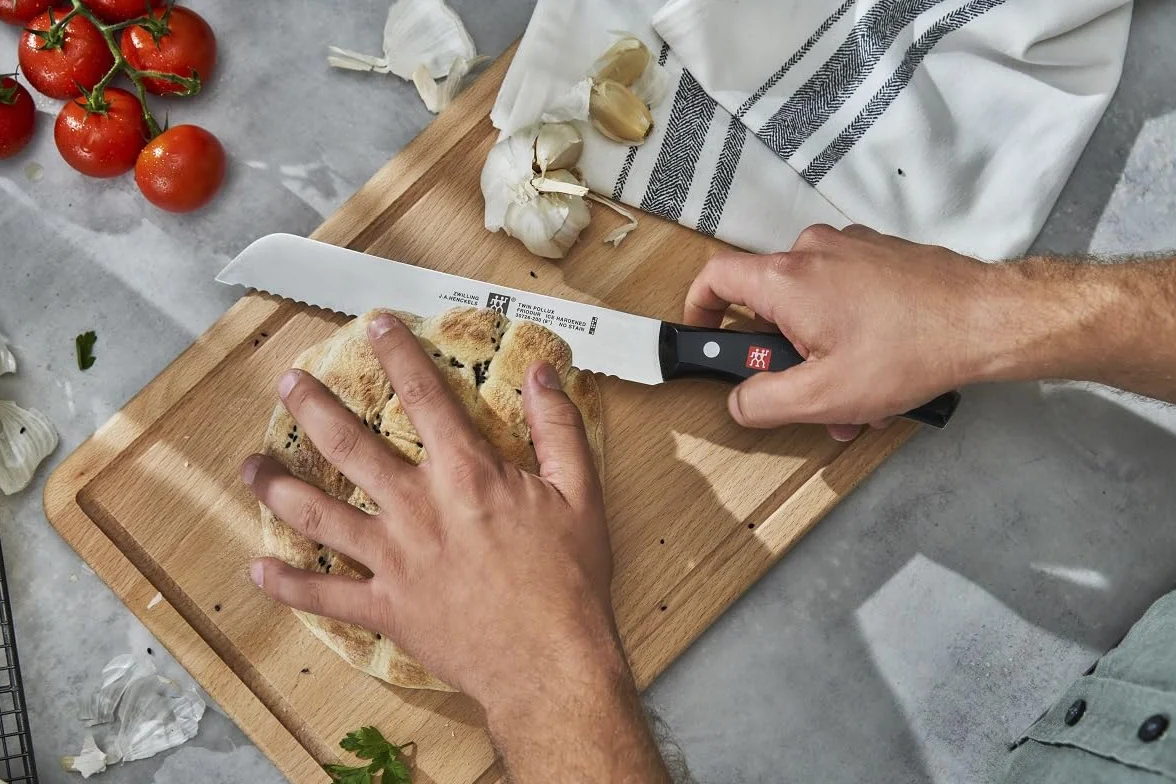 ZWILLING Couteau à Pain, Lame dentelée: 20 cm, Acier Inoxydable, Manche Noir, série Twin Pollux