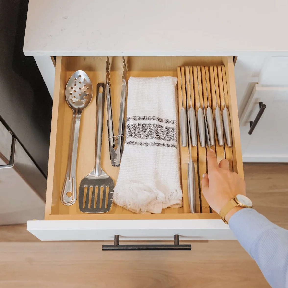 KitchenEdge Porte-Couteaux de Cuisine en Bambou Peut Contenir 5 Couteaux Longs + 6 Courts (Non Inclus) S’adapte à la Plupart des Tailles de Couteaux, Pieds en Caoutchouc, Bambou, Design Dans le Tiroir