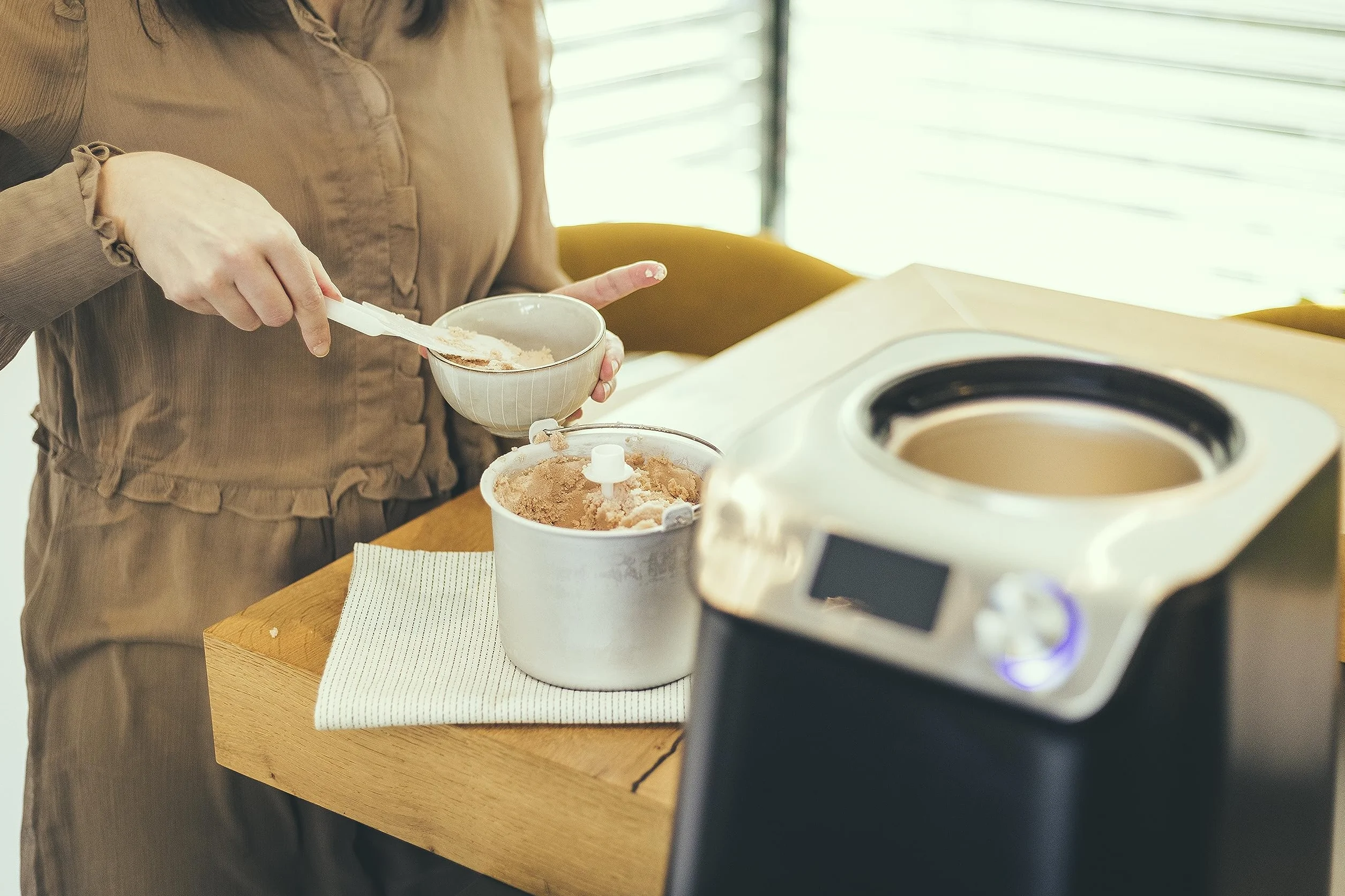 SEVERIN Sorbetière 2-en-1 Compacte 135 W, Sorbetière électrique et yaourtière d'une capacité 1,2 L, Machine à glace avec livre de recettes, noir, EZ 7407