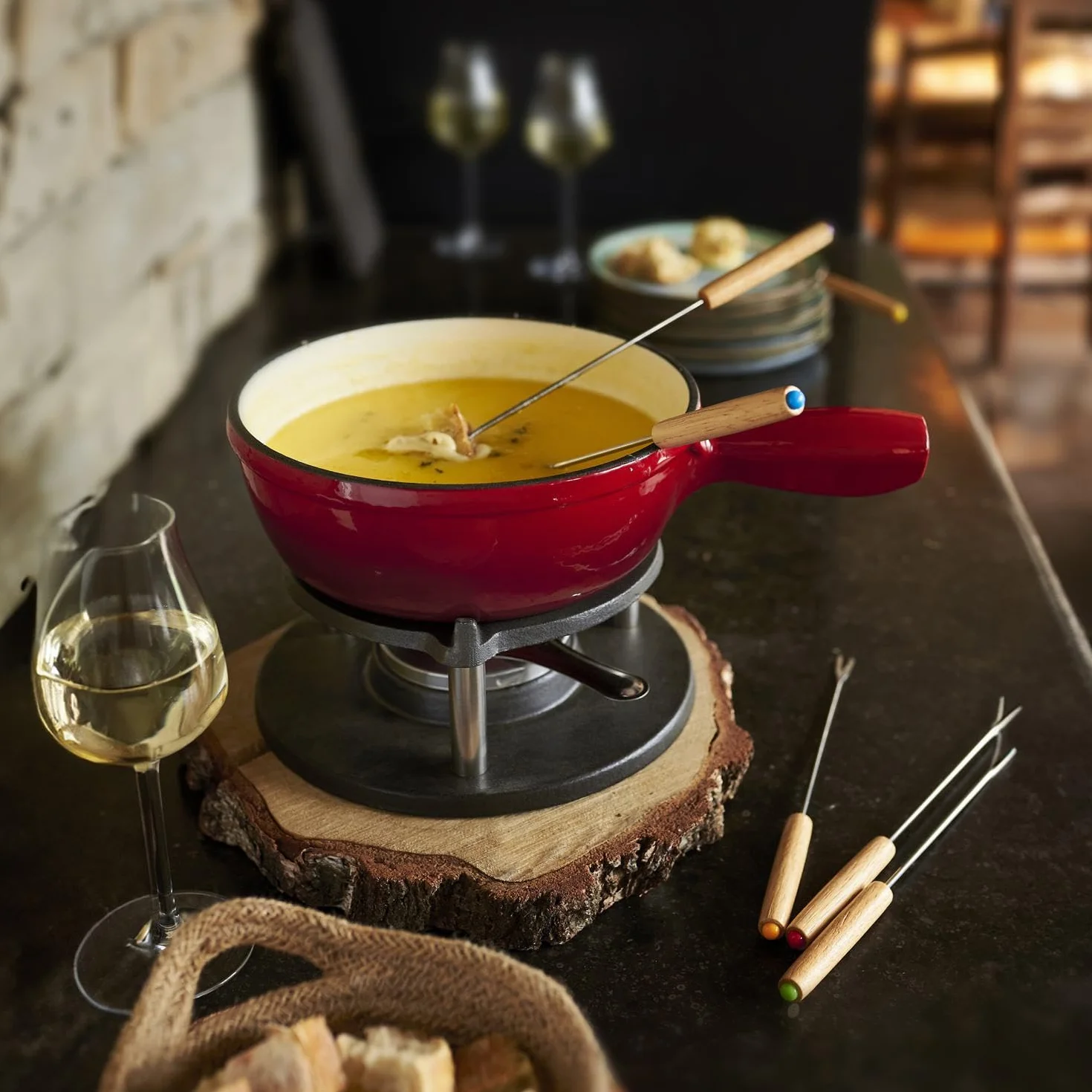 Baumalu, Service à Fondue Savoyarde en Fonte Émaillée Rouge, 20 cm, pour 6 personnes, comprenant 1 réchaud, 1 brûleur, 1 caquelon et 6 fourchettes