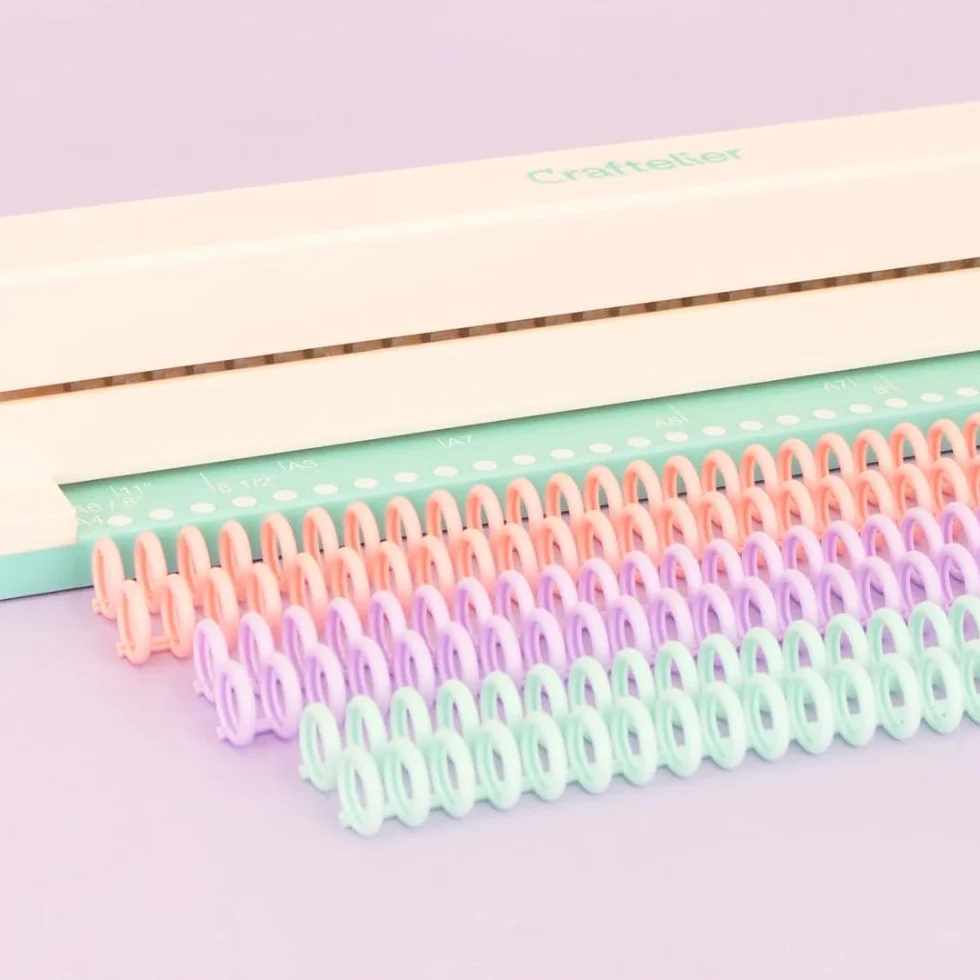 Craftelier - Relieuse manuelle à 30 trous - Perforatrice avec 6 anneaux tons pastel - Perfore jusqu'à 5 feuilles - Compatible avec les formats A4, A5, A6, A7 - Pour cahiers et scrapbooking